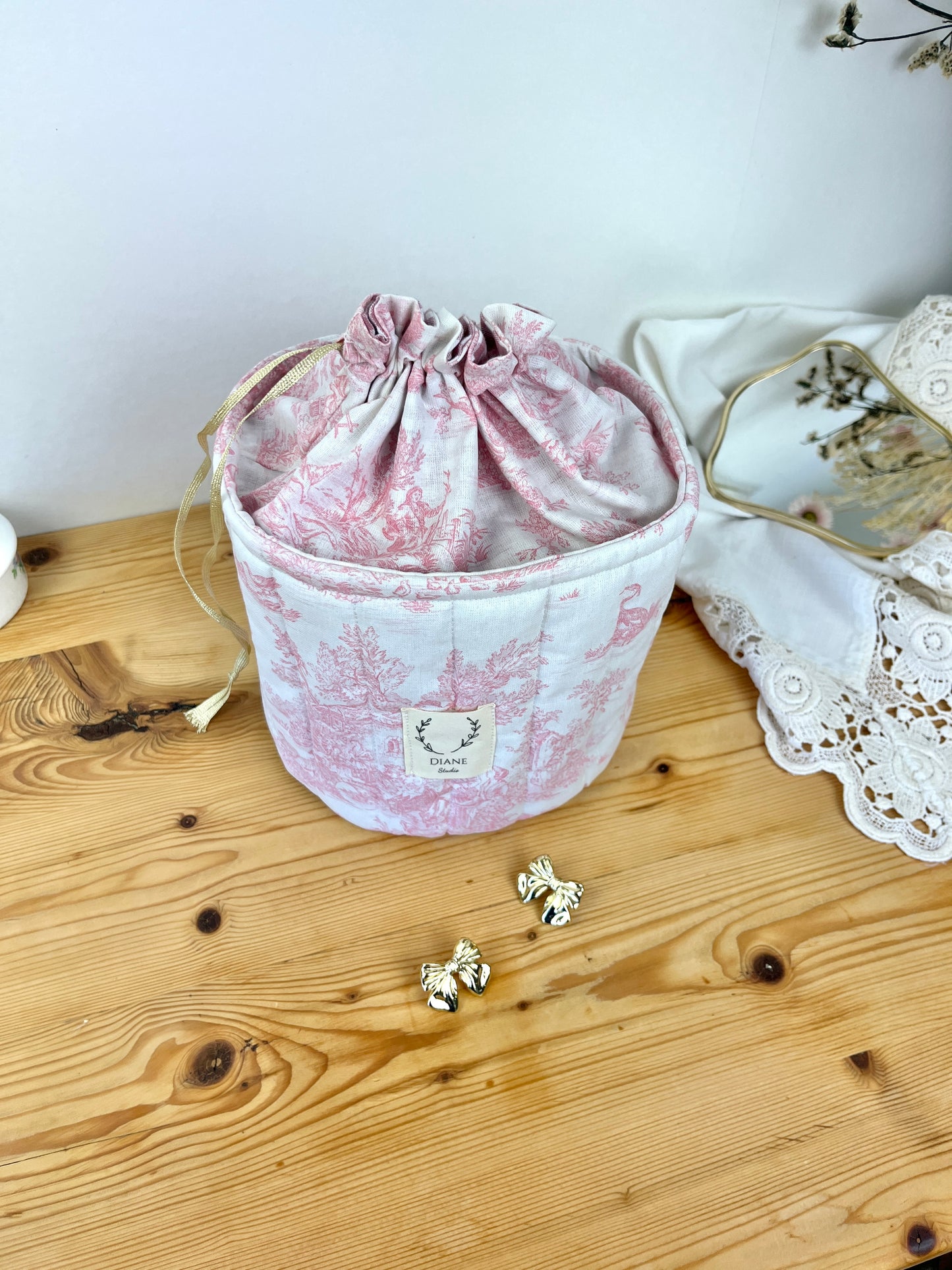 Le panier pochon Aëlis toile de jouy rose