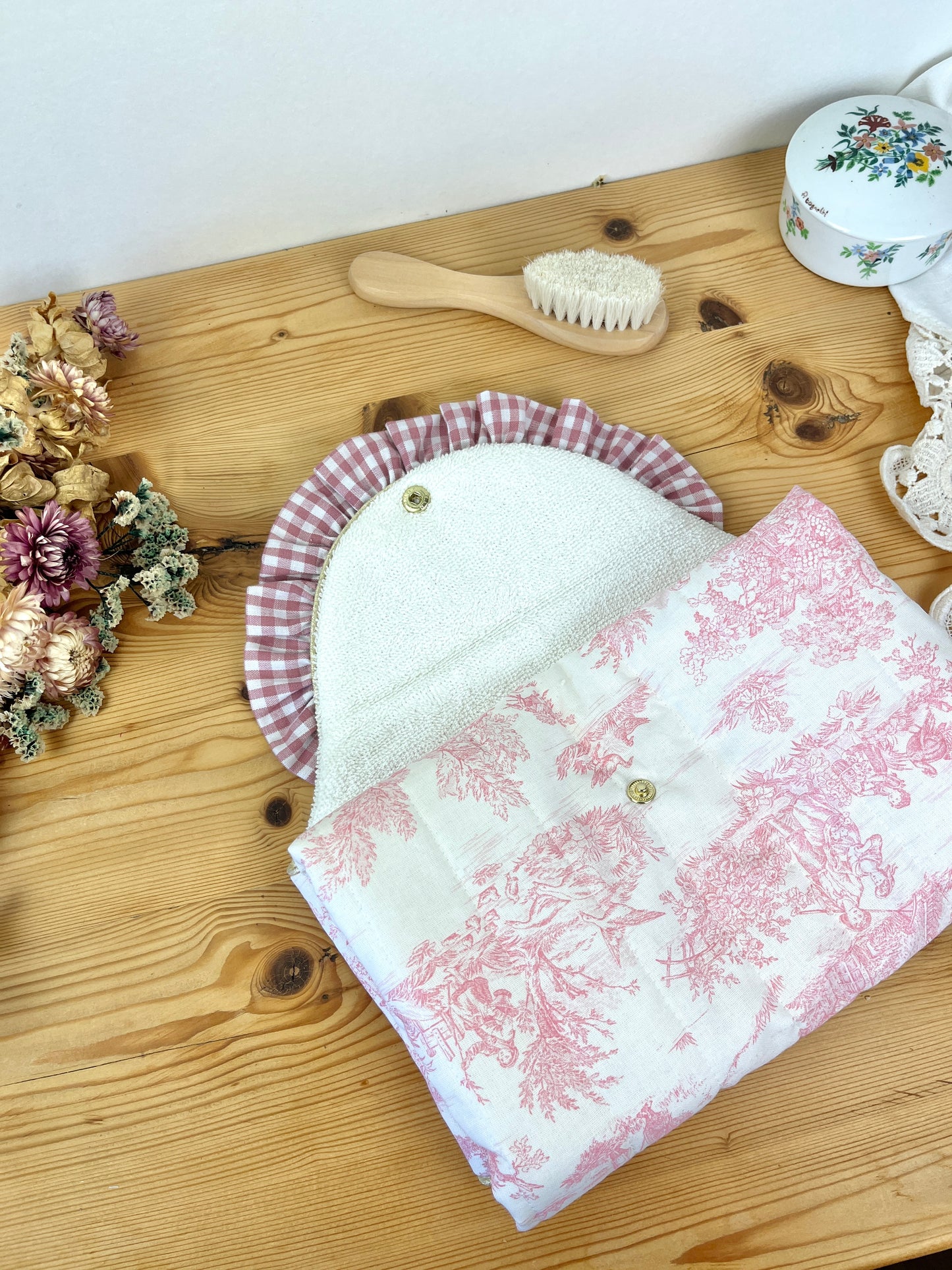 Le matelas à langer nomade toile de jouy et vichy rose