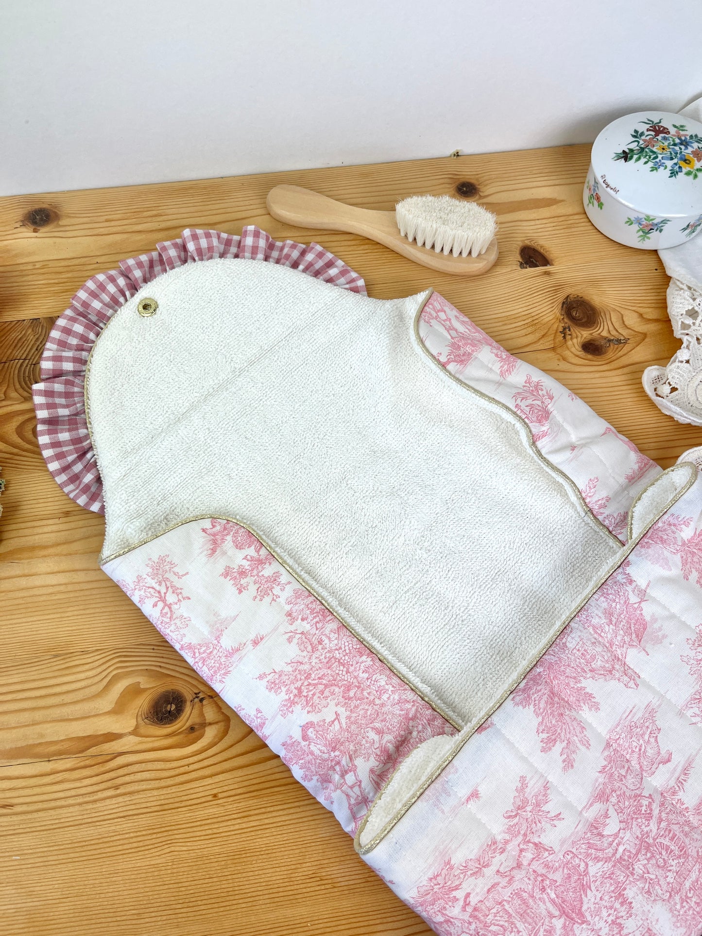 Le matelas à langer nomade toile de jouy et vichy rose