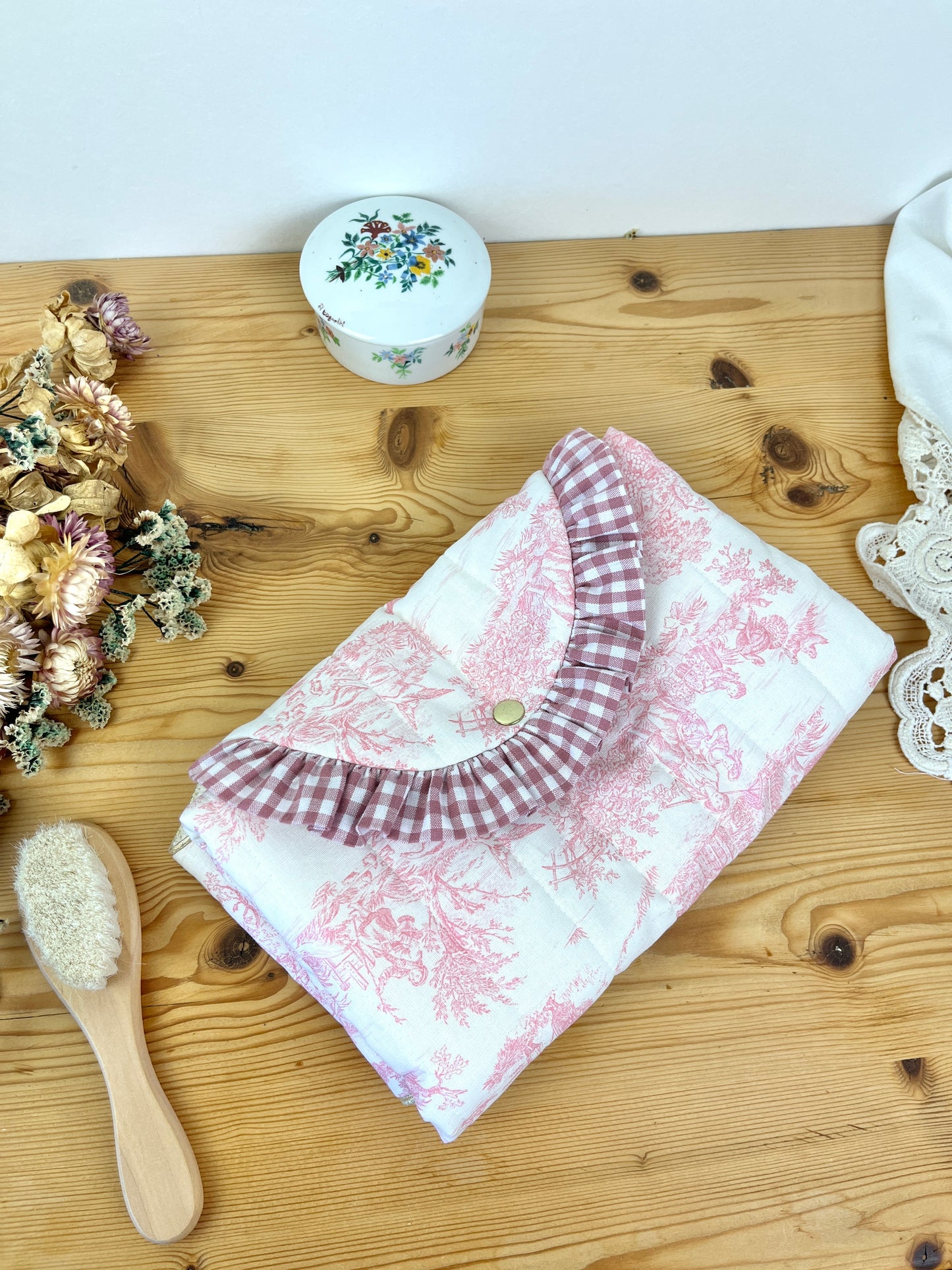 Le matelas à langer nomade toile de jouy et vichy rose