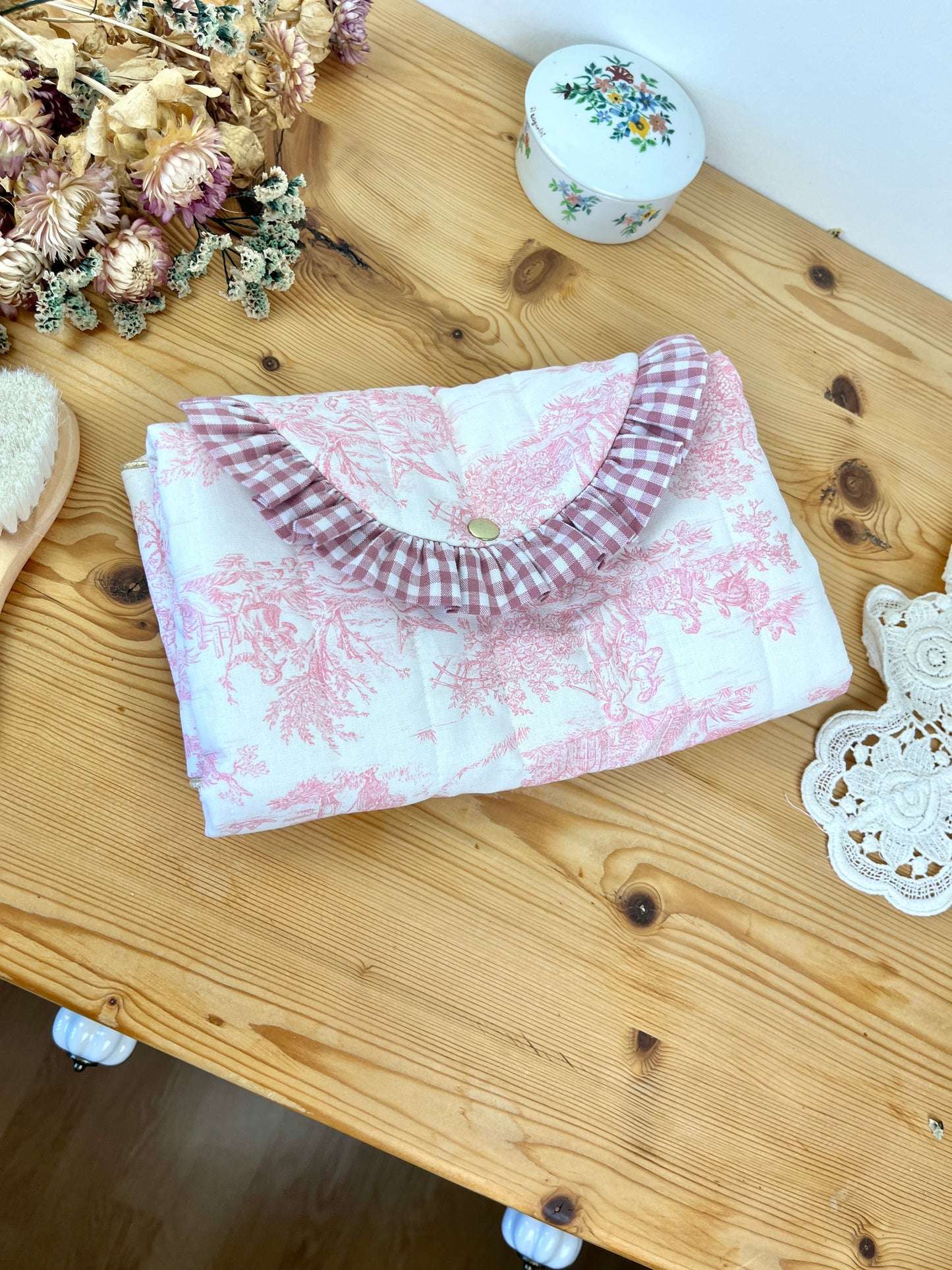 Le matelas à langer nomade toile de jouy et vichy rose