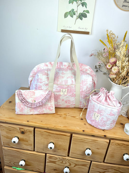 Ensemble Sac Chloé, panier pochon, pochon, et matelas à langer toile de jouy rose