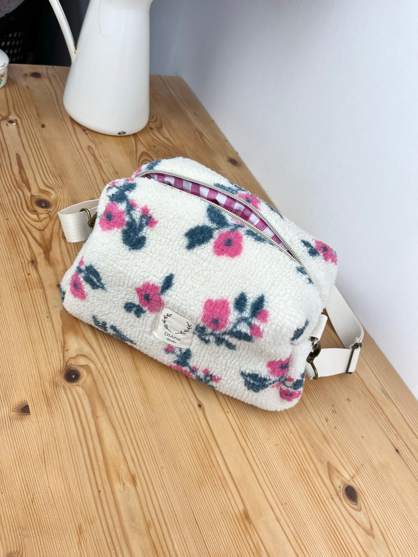Colette le sac bandoulière sherpa fleurs fushia