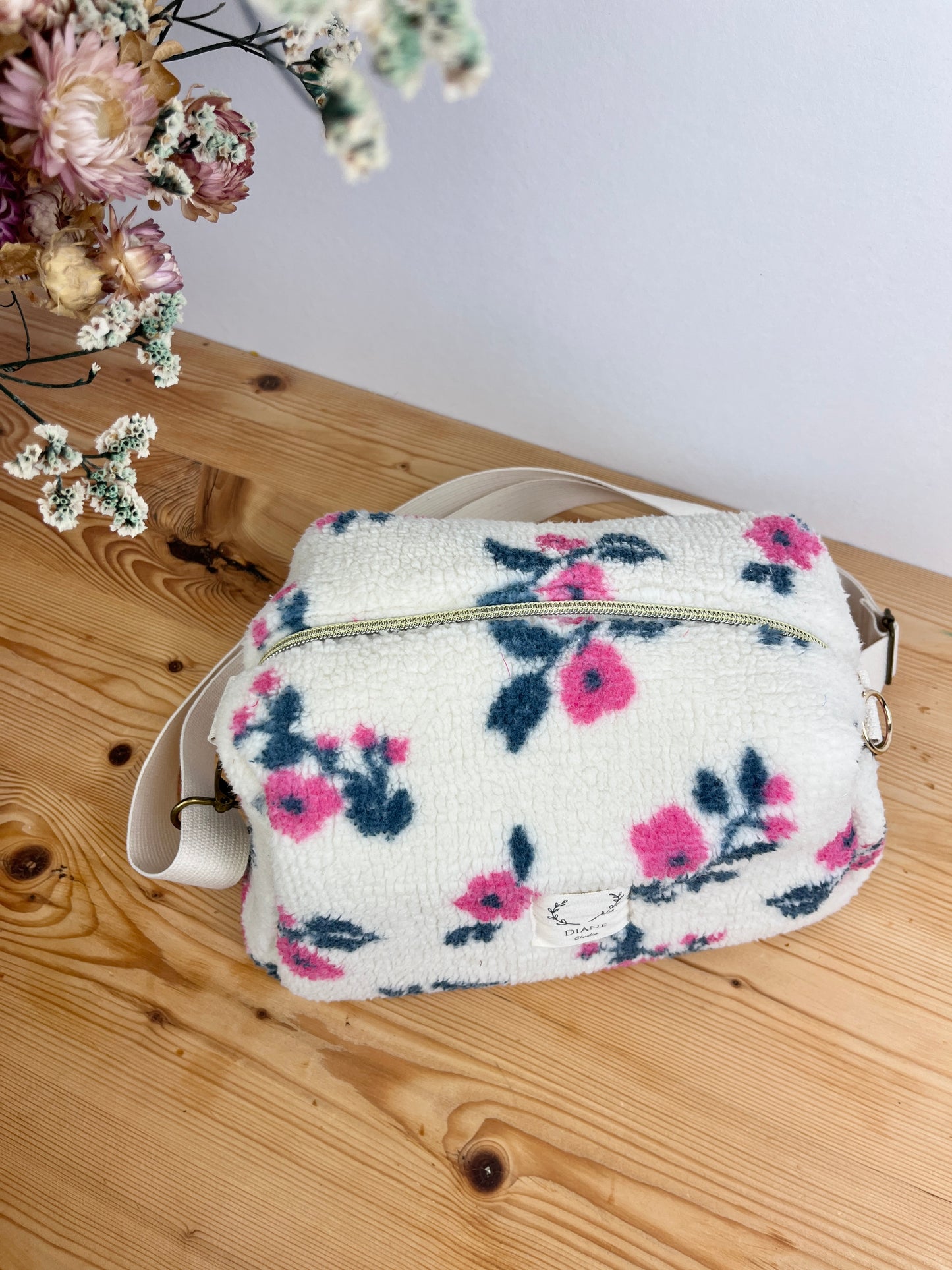 Colette le sac bandoulière sherpa fleurs fushia