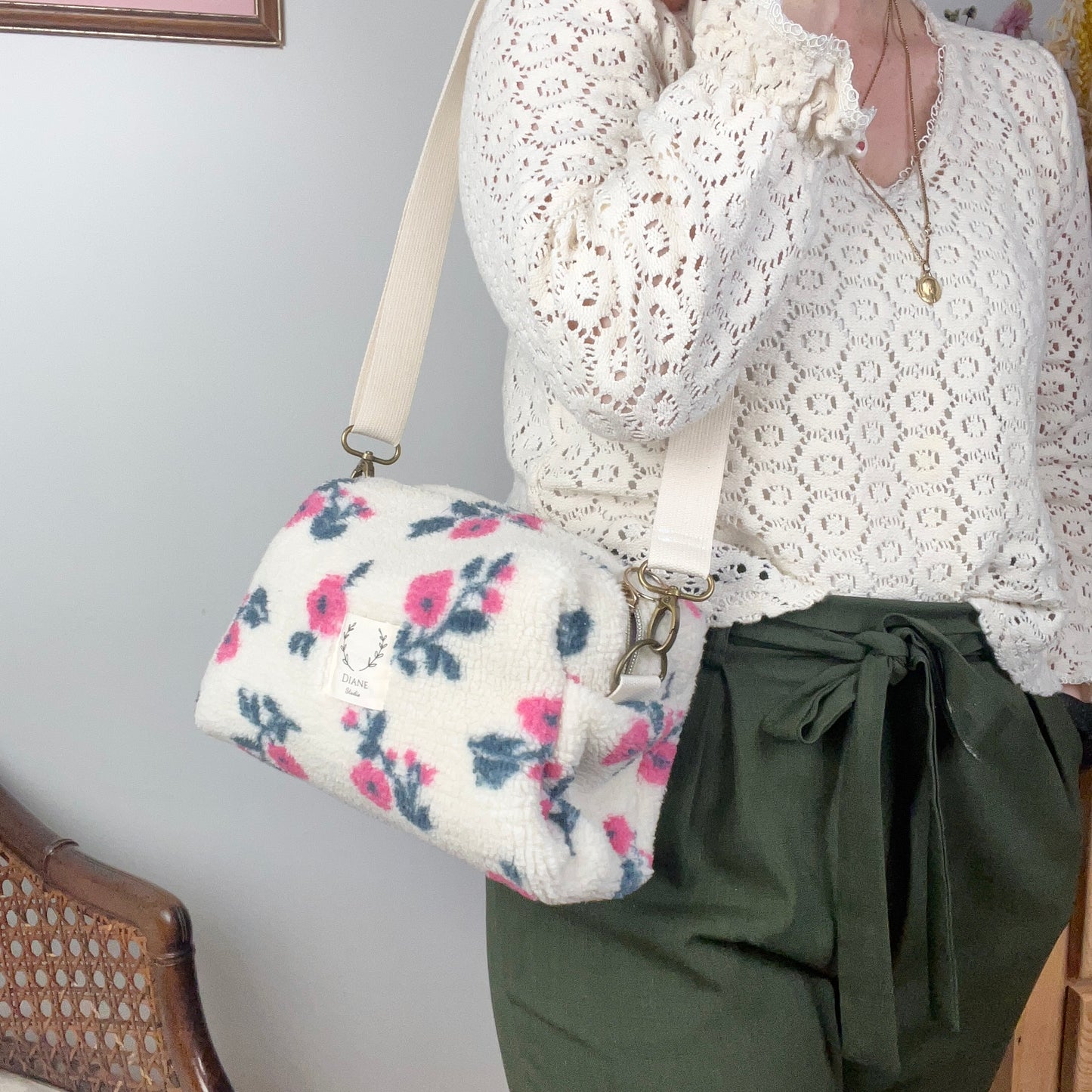 Colette le sac bandoulière sherpa fleurs fushia