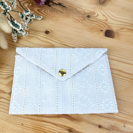 Le porte monnaie broderie anglaise