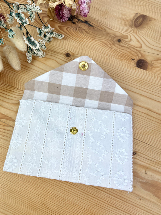 Le porte monnaie broderie anglaise