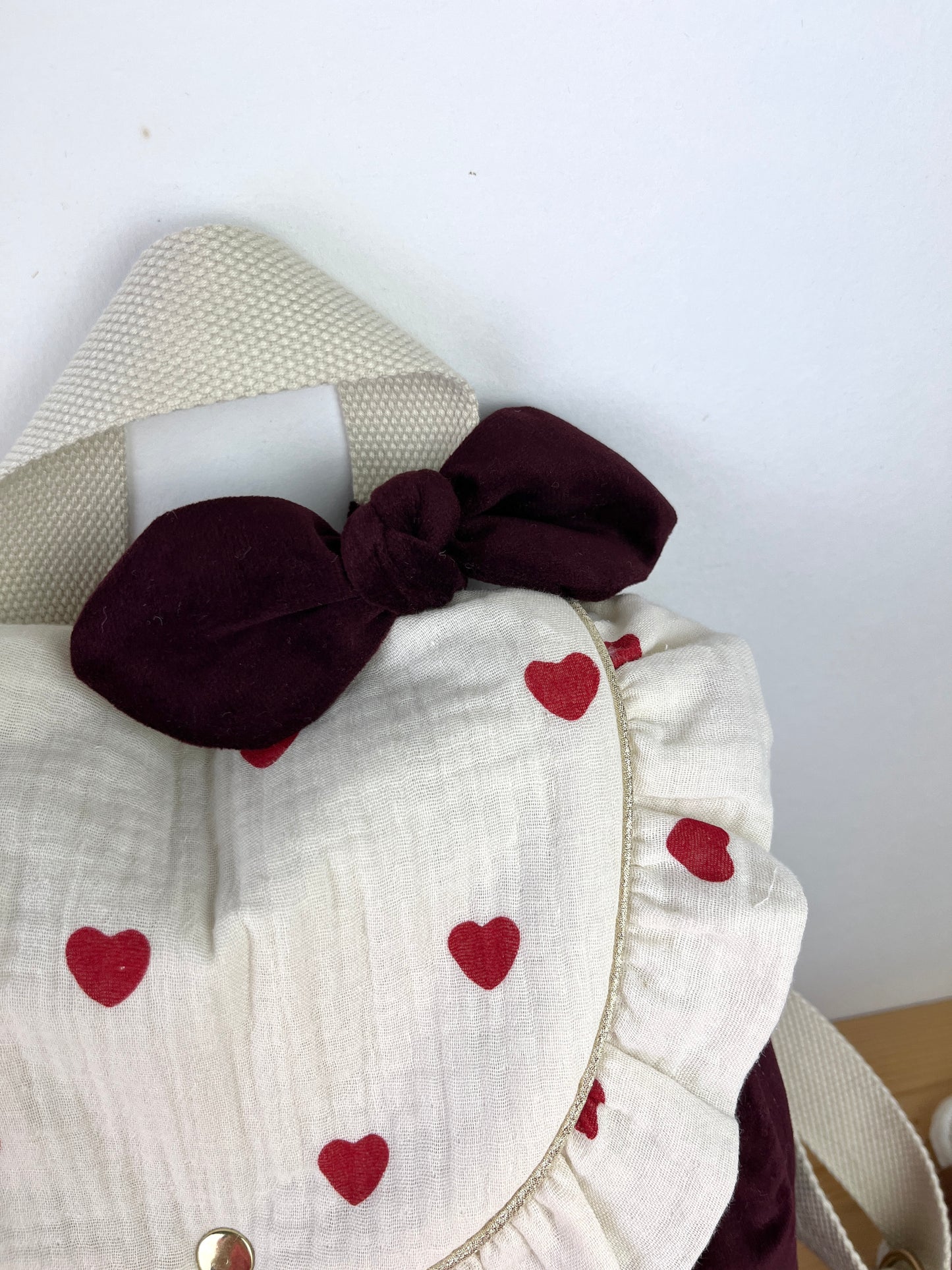 Le sac à dos Églantine gaze coeurs rouges et velours cerise