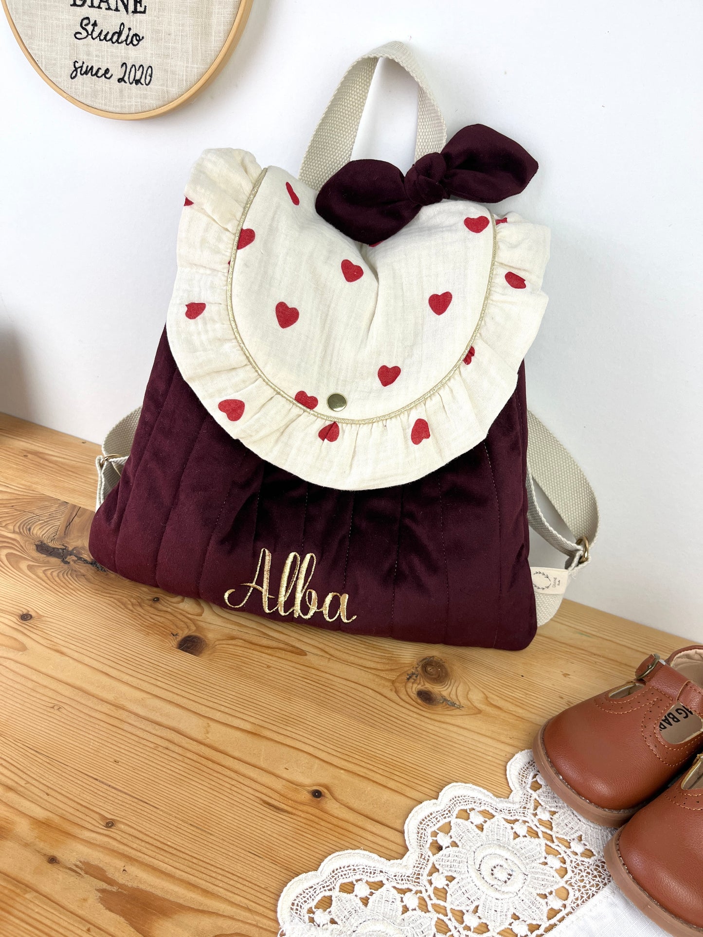 Le sac à dos Églantine gaze coeurs rouges et velours cerise