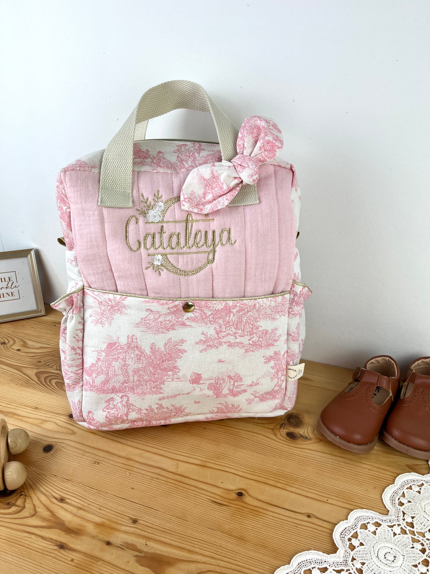Le sac à dos enfant Ombeline gaze et jouy rose initiale dentelle