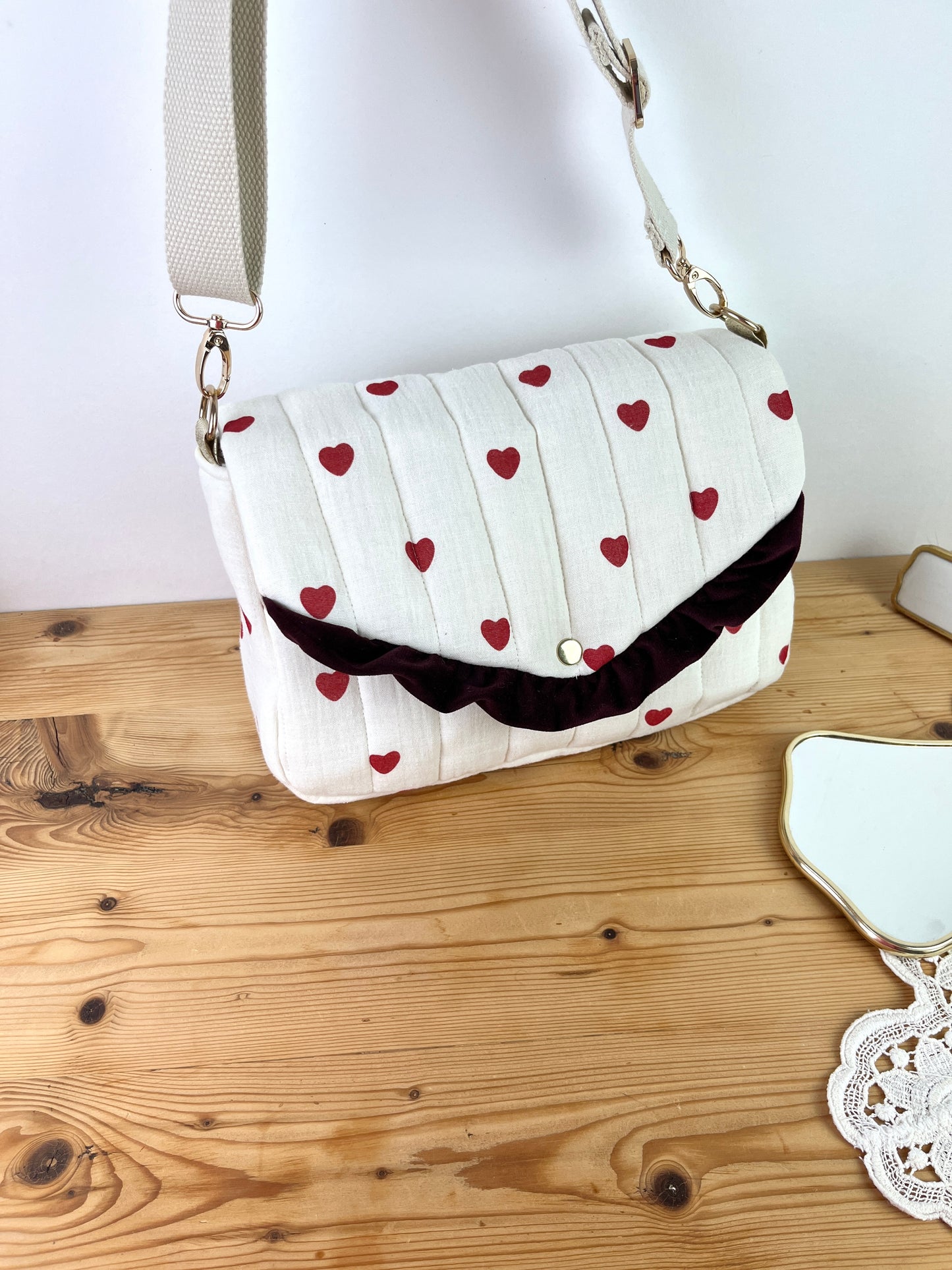 Le sac Elise gaze coeurs rouges et velours cerise