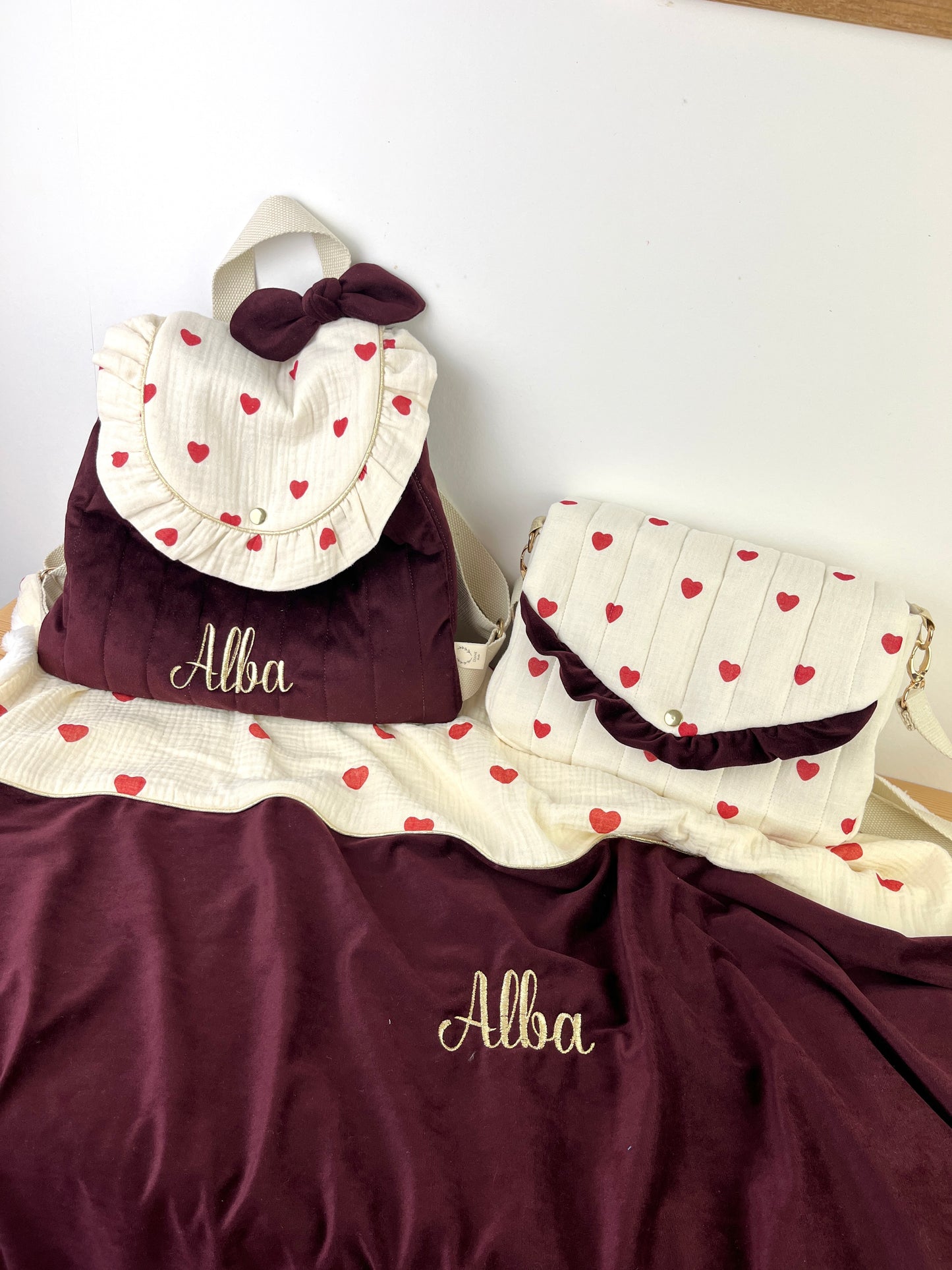 Ensemble mère fille : sac Elise,sac à dos Ombeline, couverture et taie d'oreiller gaze coeur et velours cerise
