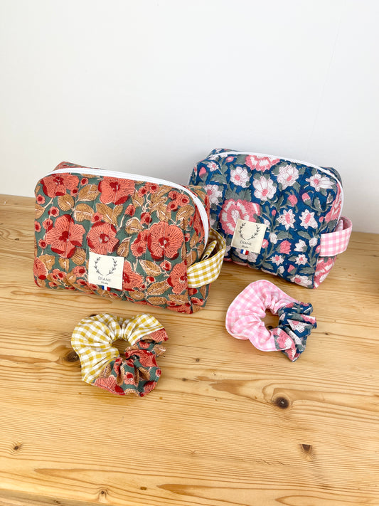 Ensemble :  trousse de toilette et chouchou au choix