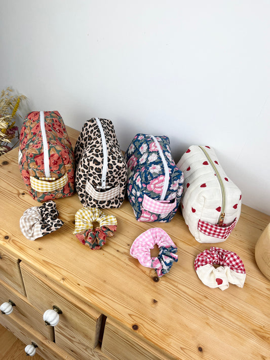 Ensemble :  trousse de toilette et chouchou au choix