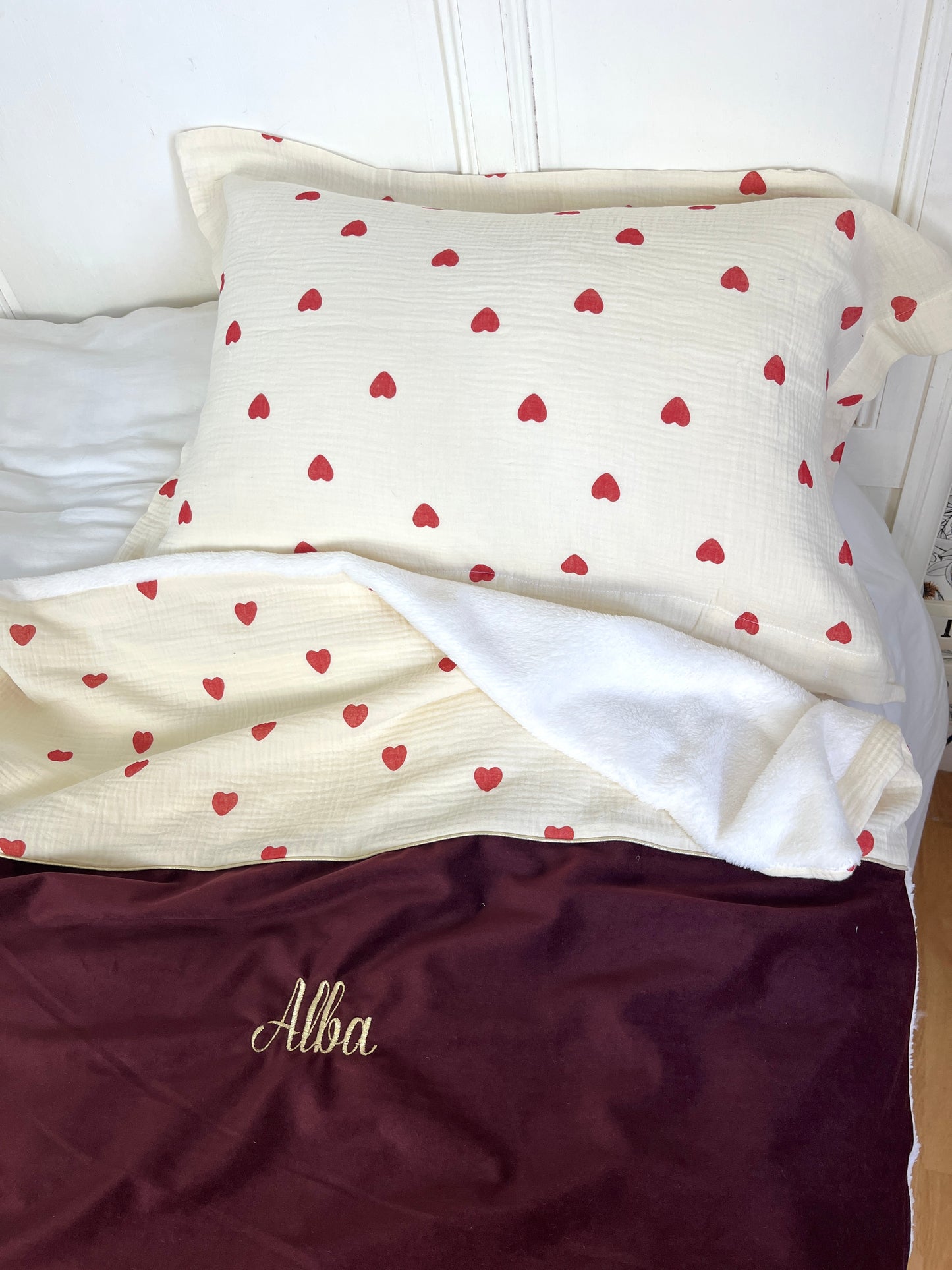 Ensemble mère fille : sac Elise,sac à dos Ombeline, couverture et taie d'oreiller gaze coeur et velours cerise