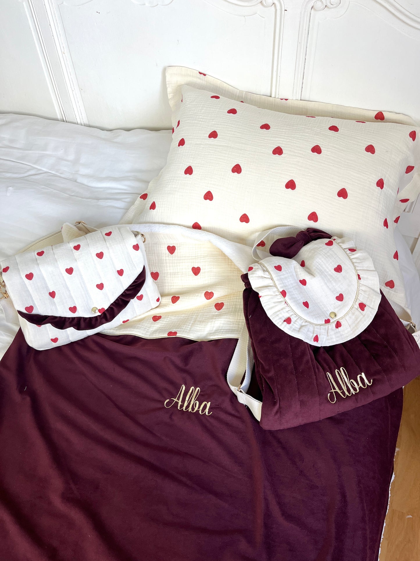 Ensemble mère fille : sac Elise,sac à dos Ombeline, couverture et taie d'oreiller gaze coeur et velours cerise