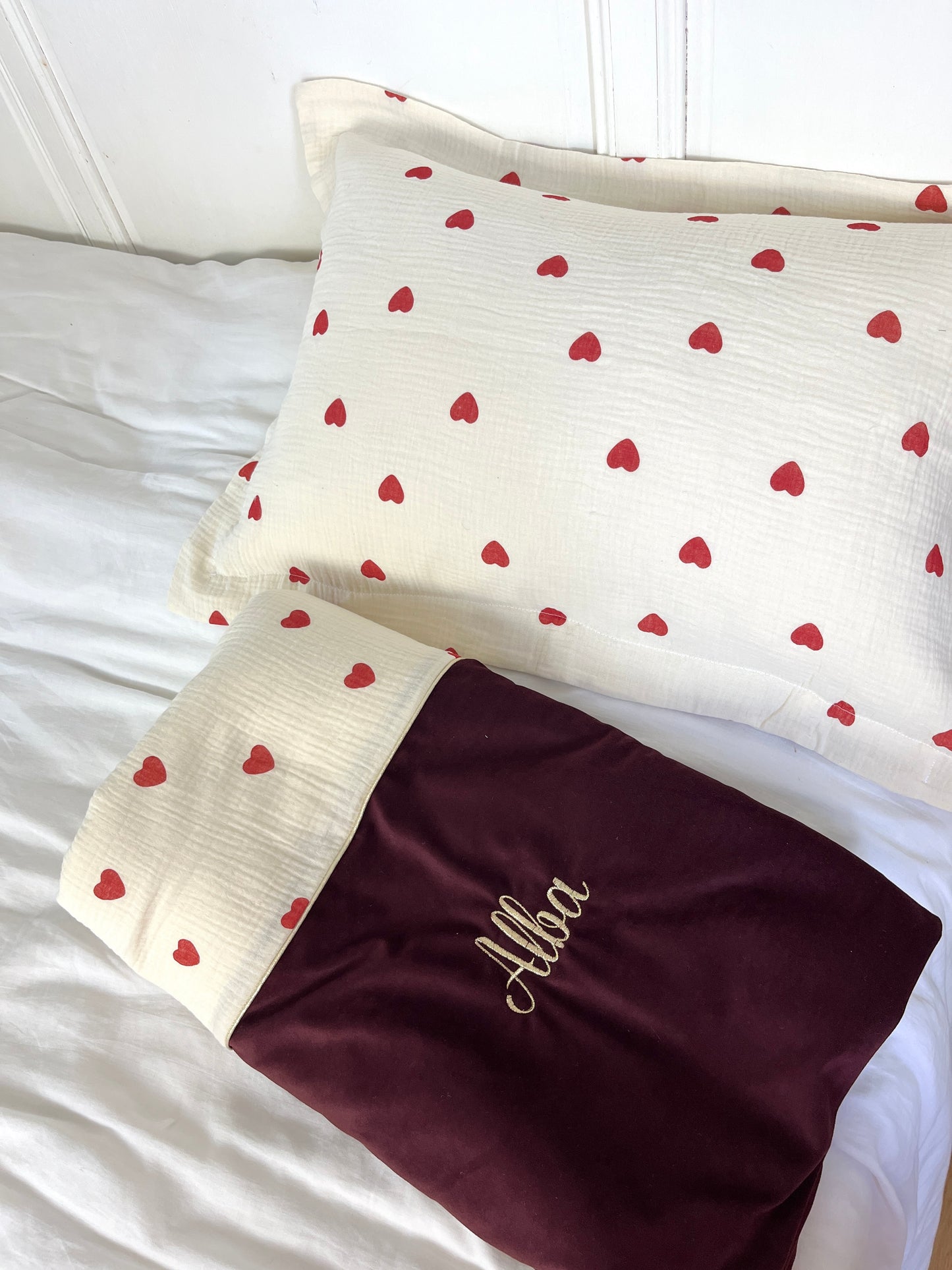 Ensemble mère fille : sac Elise,sac à dos Ombeline, couverture et taie d'oreiller gaze coeur et velours cerise