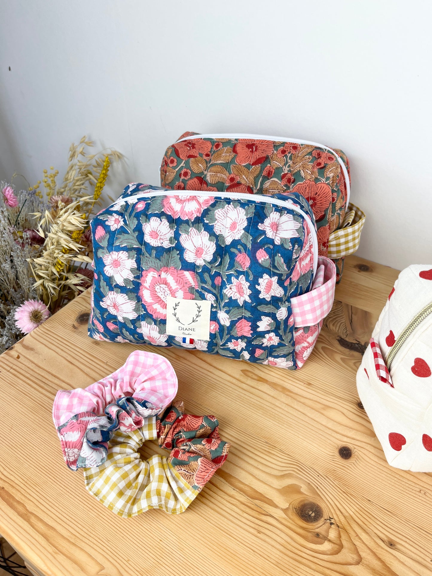 Ensemble :  trousse de toilette et chouchou au choix