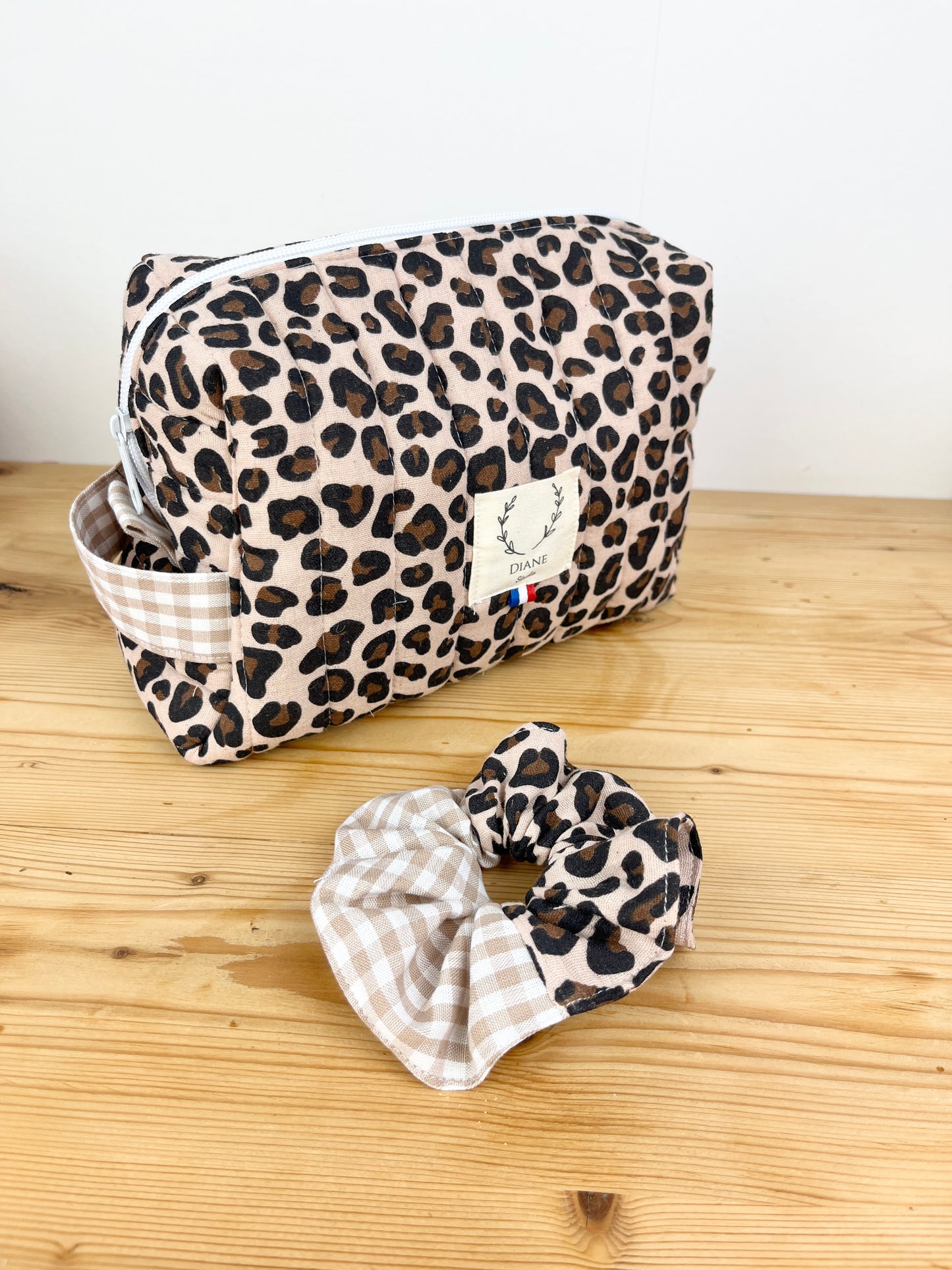 Ensemble :  trousse de toilette et chouchou au choix