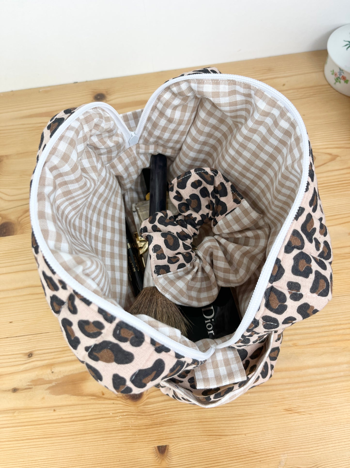Ensemble :  trousse de toilette et chouchou au choix