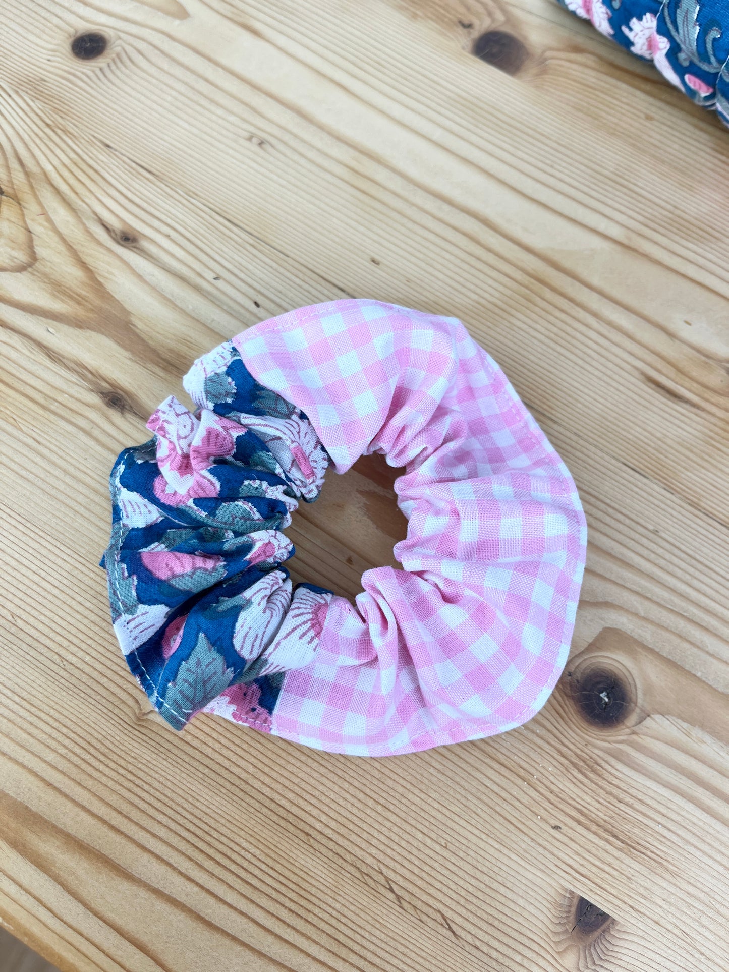 Ensemble :  trousse de toilette et chouchou au choix