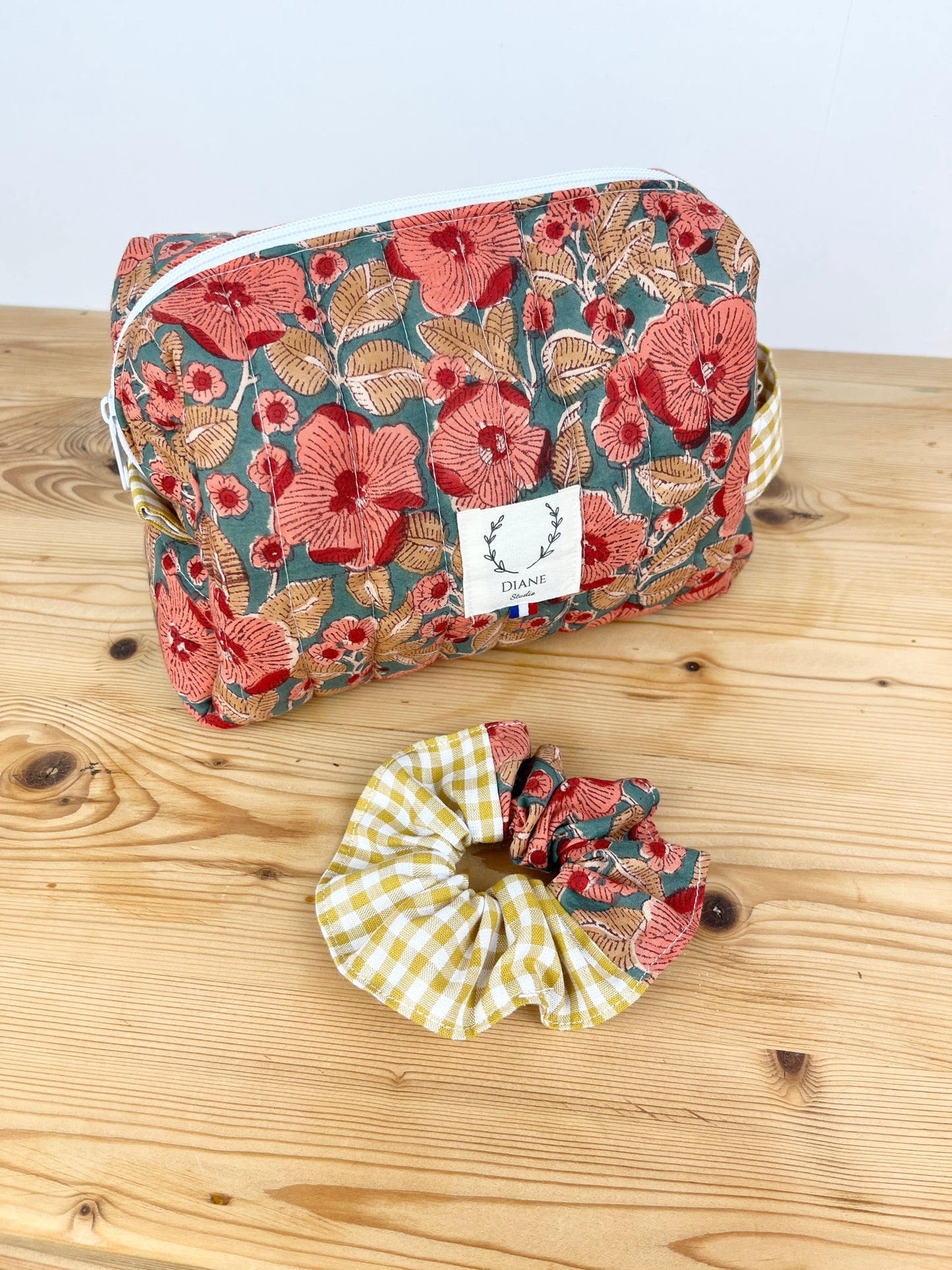 Ensemble :  trousse de toilette et chouchou au choix