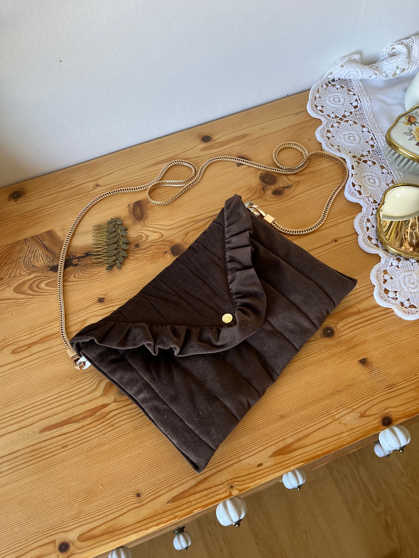 Charlotte avec chaîne velours chocolat