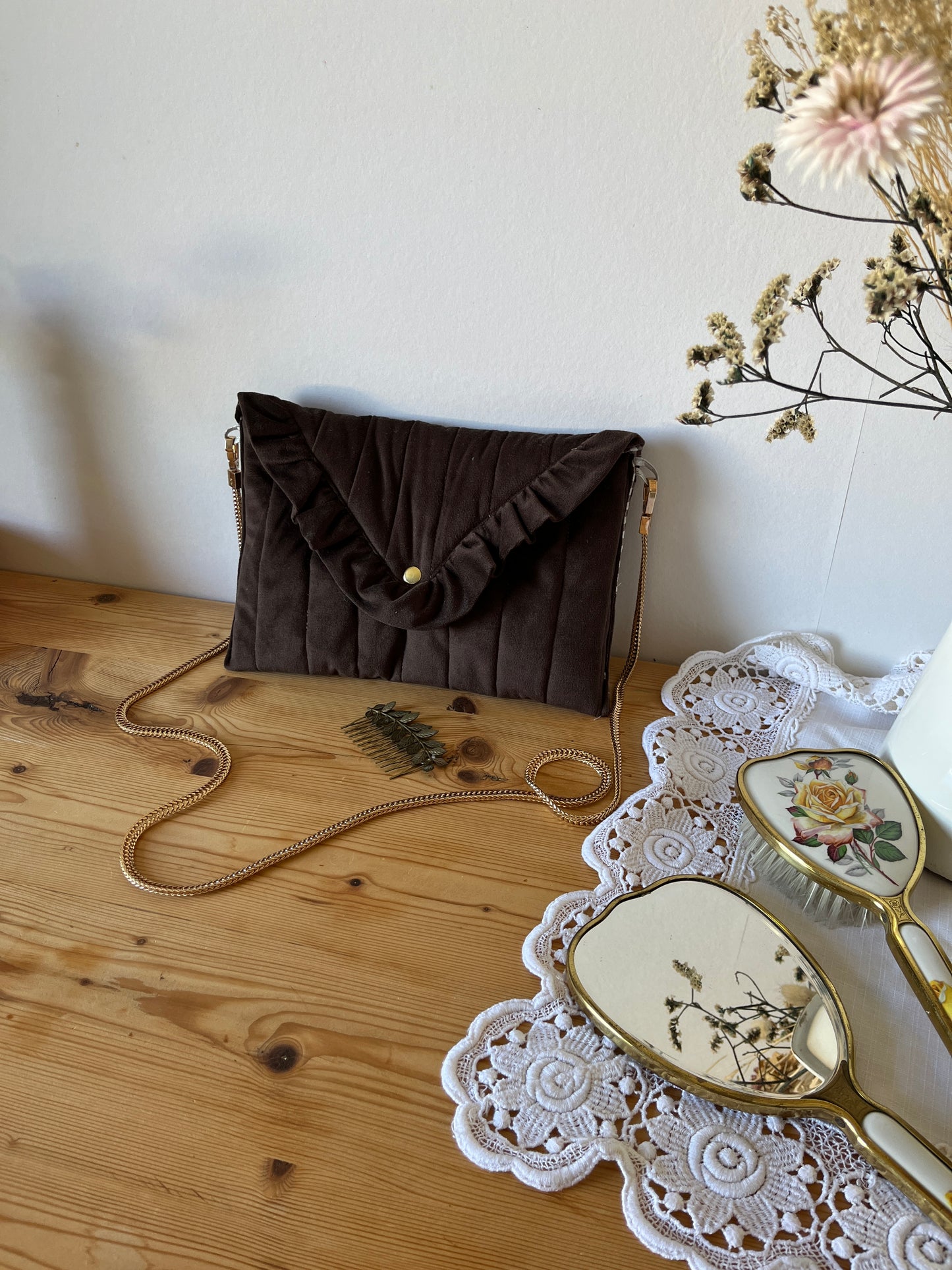 Charlotte avec chaîne velours chocolat