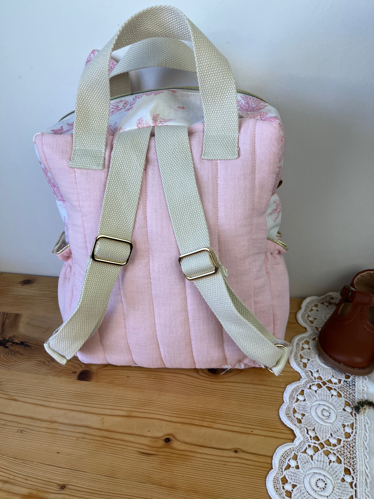Le sac à dos enfant Ombeline gaze et jouy rose version Iris
