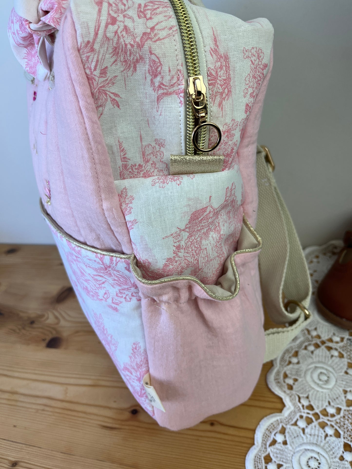 Le sac à dos enfant Ombeline gaze et jouy rose version Iris