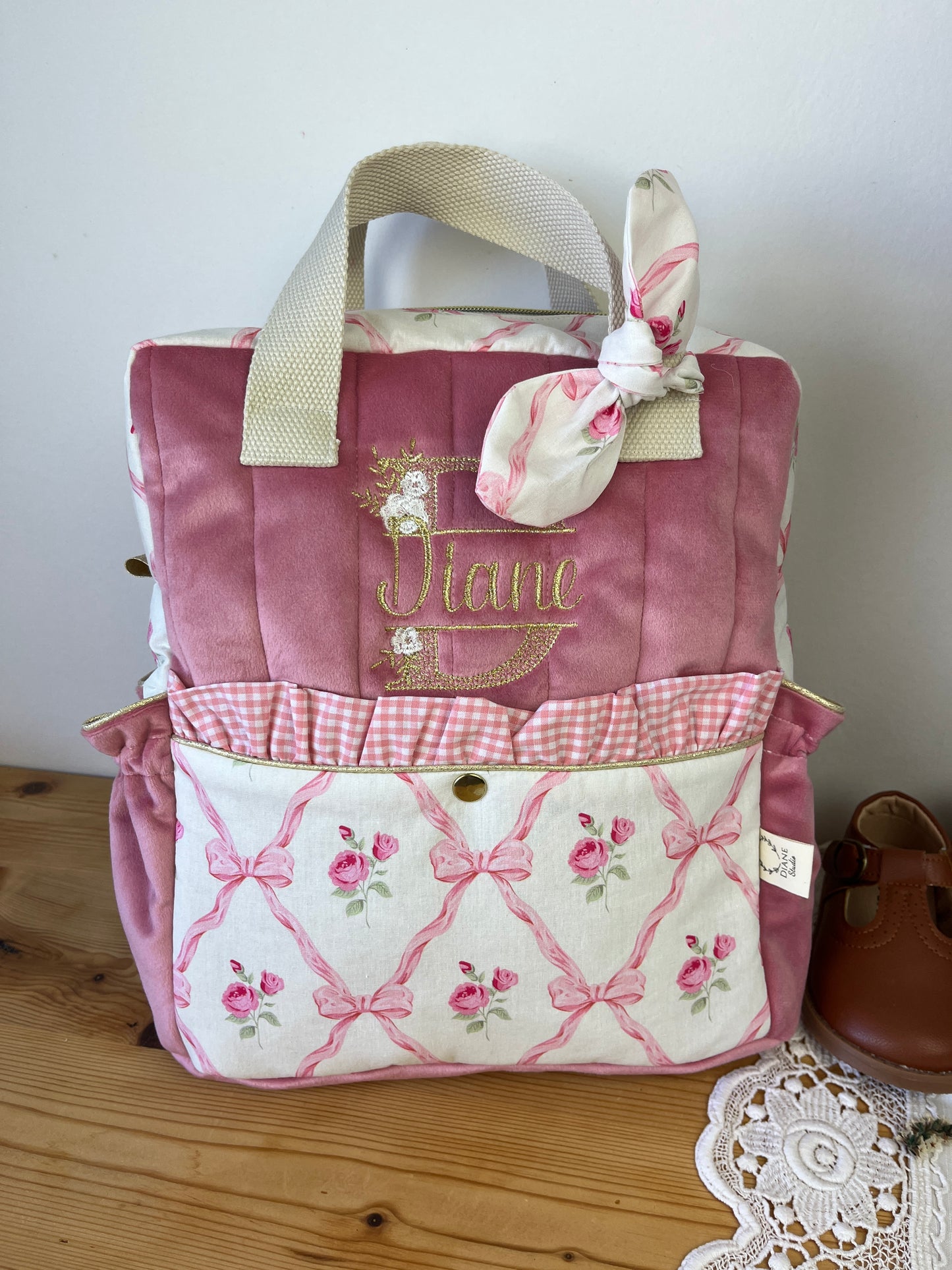 Le sac à dos enfant Ombeline velours rose thé roses et noeud