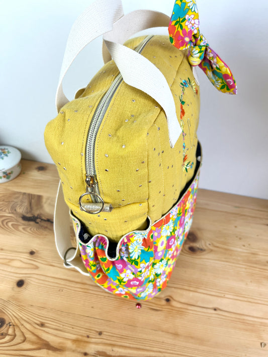 Le sac à dos enfant Ombeline gaze moutarde doré et coquelicots