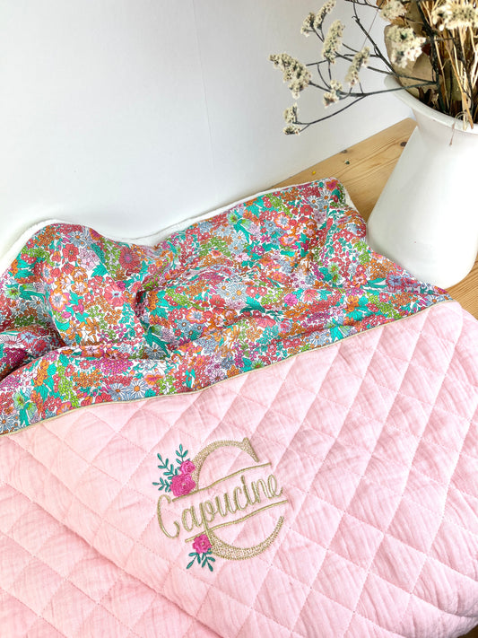 La couverture matelassé rose et margaret tutti frutti