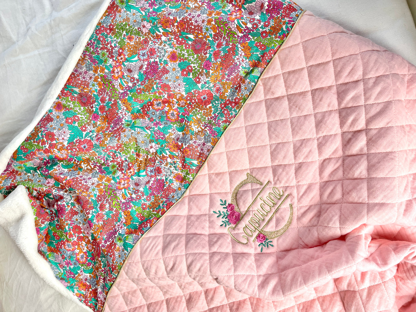 La couverture matelassé rose et margaret tutti frutti