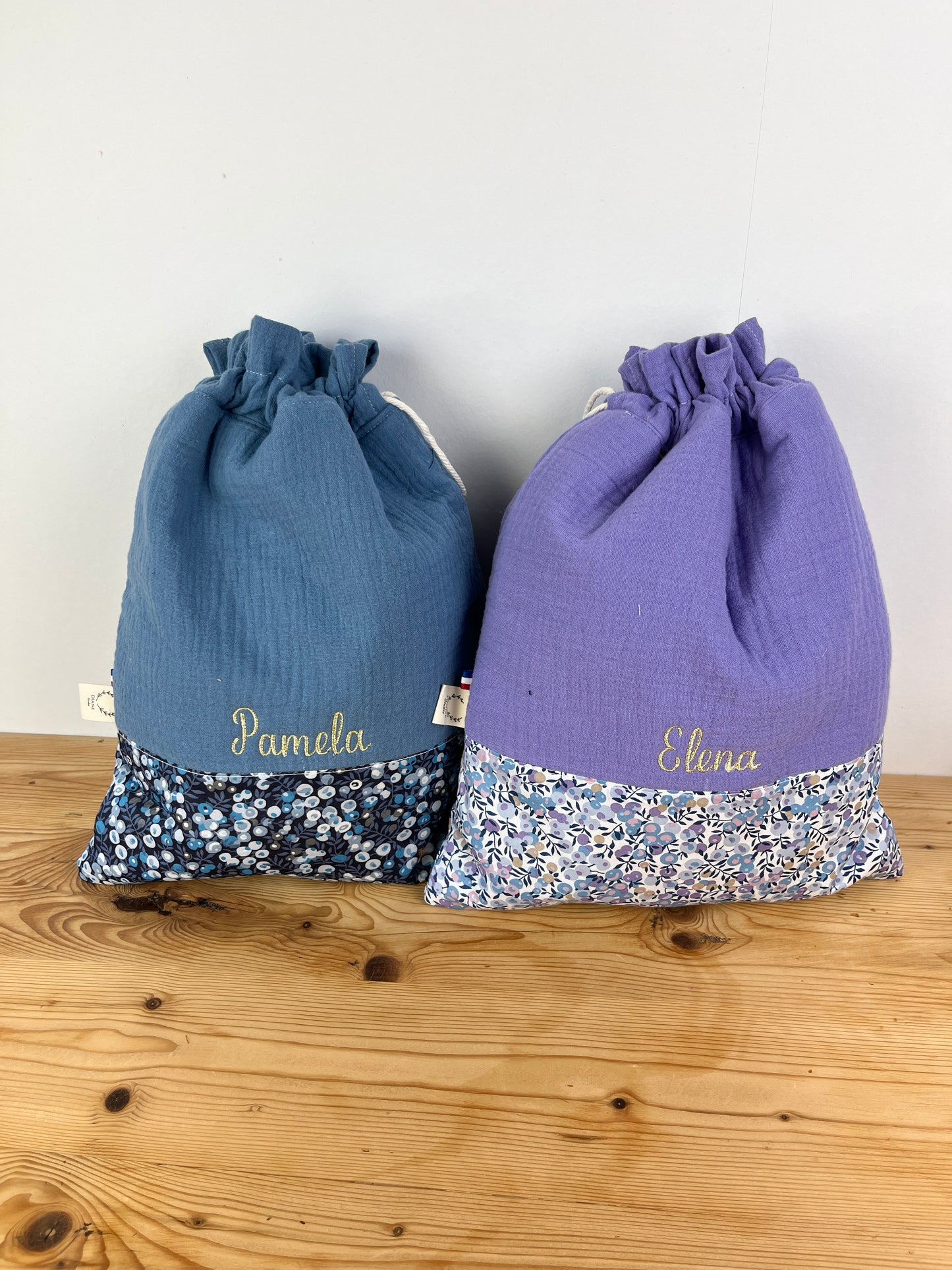 Ensemble : trousse de toilette et pochon brodé