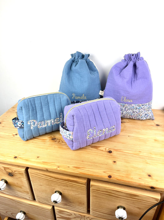 Ensemble : trousse de toilette, protège carnet et pochon brodé