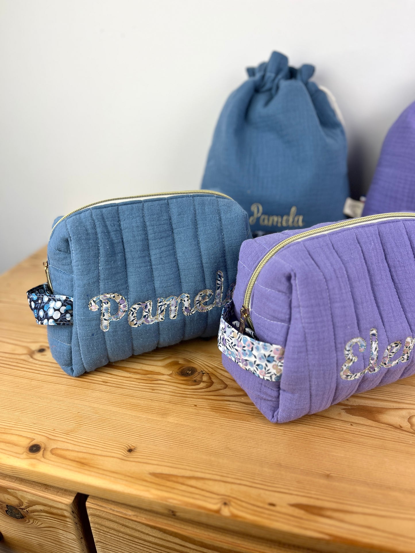 Ensemble : trousse de toilette et pochon brodé