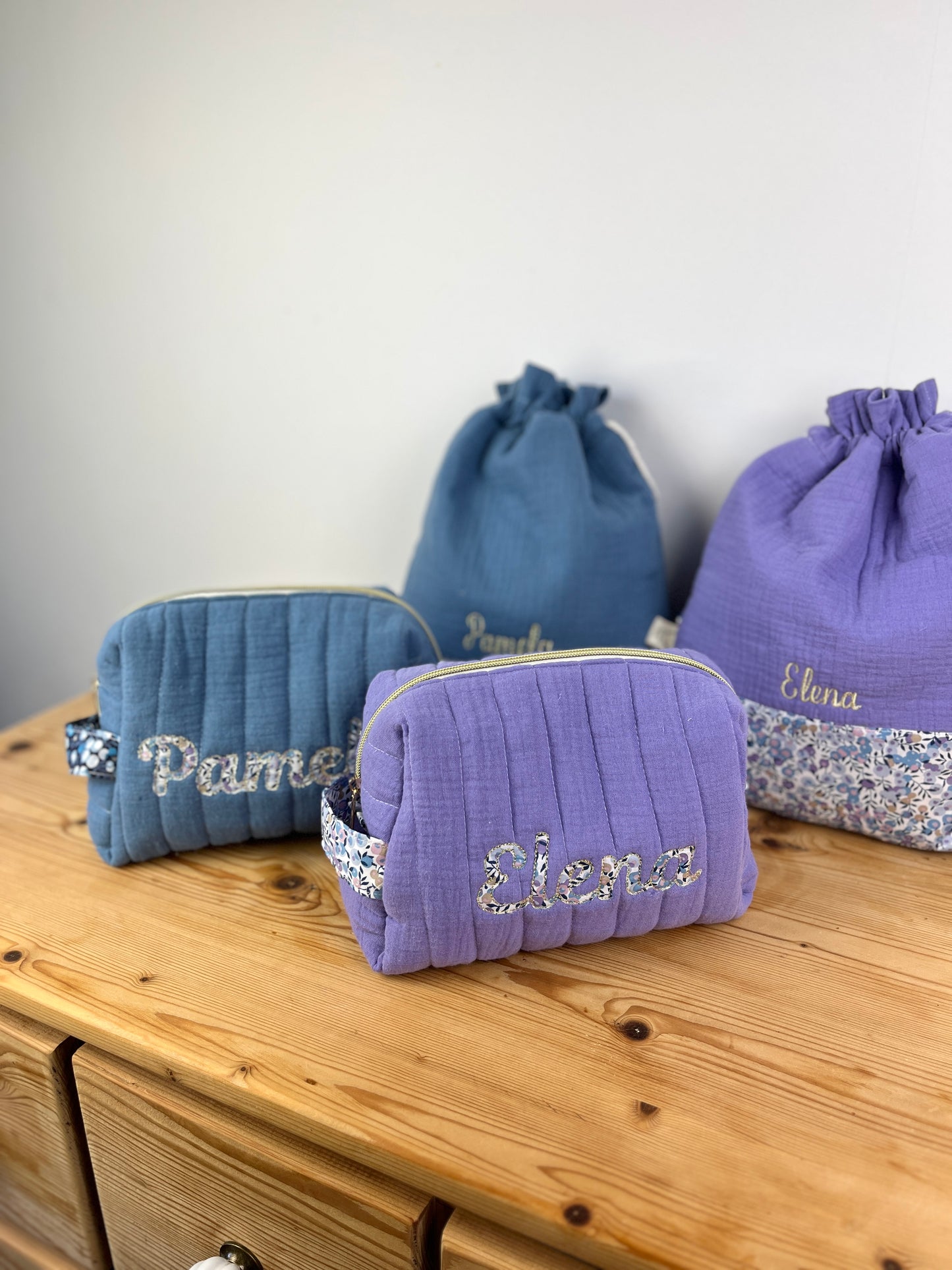 Ensemble : trousse de toilette et pochon brodé