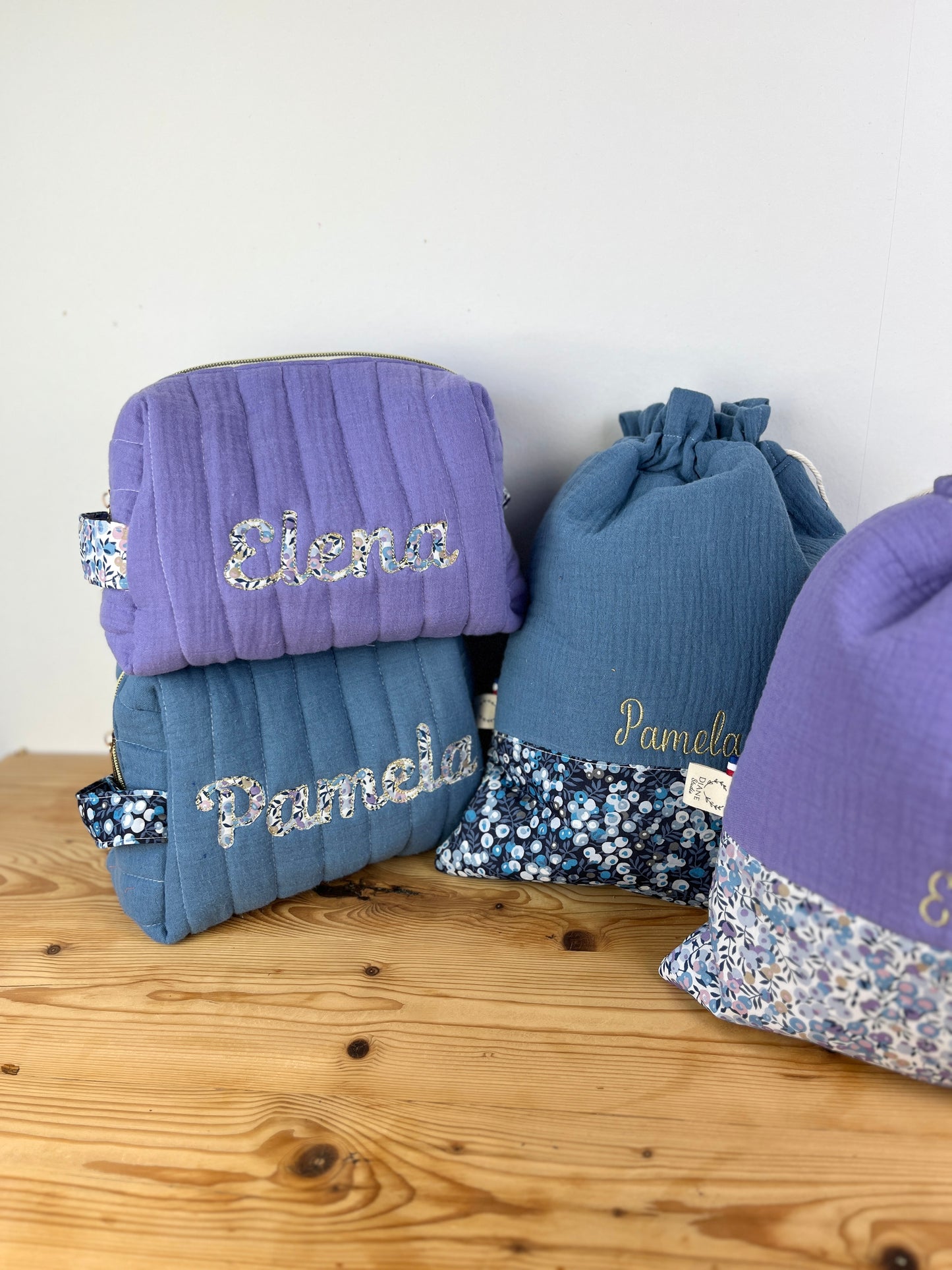 Ensemble : trousse de toilette et pochon brodé