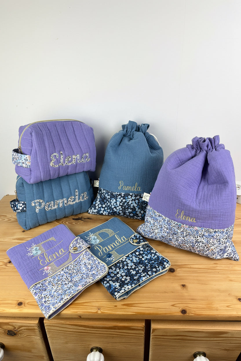 Ensemble : trousse de toilette, protège carnet et pochon brodé