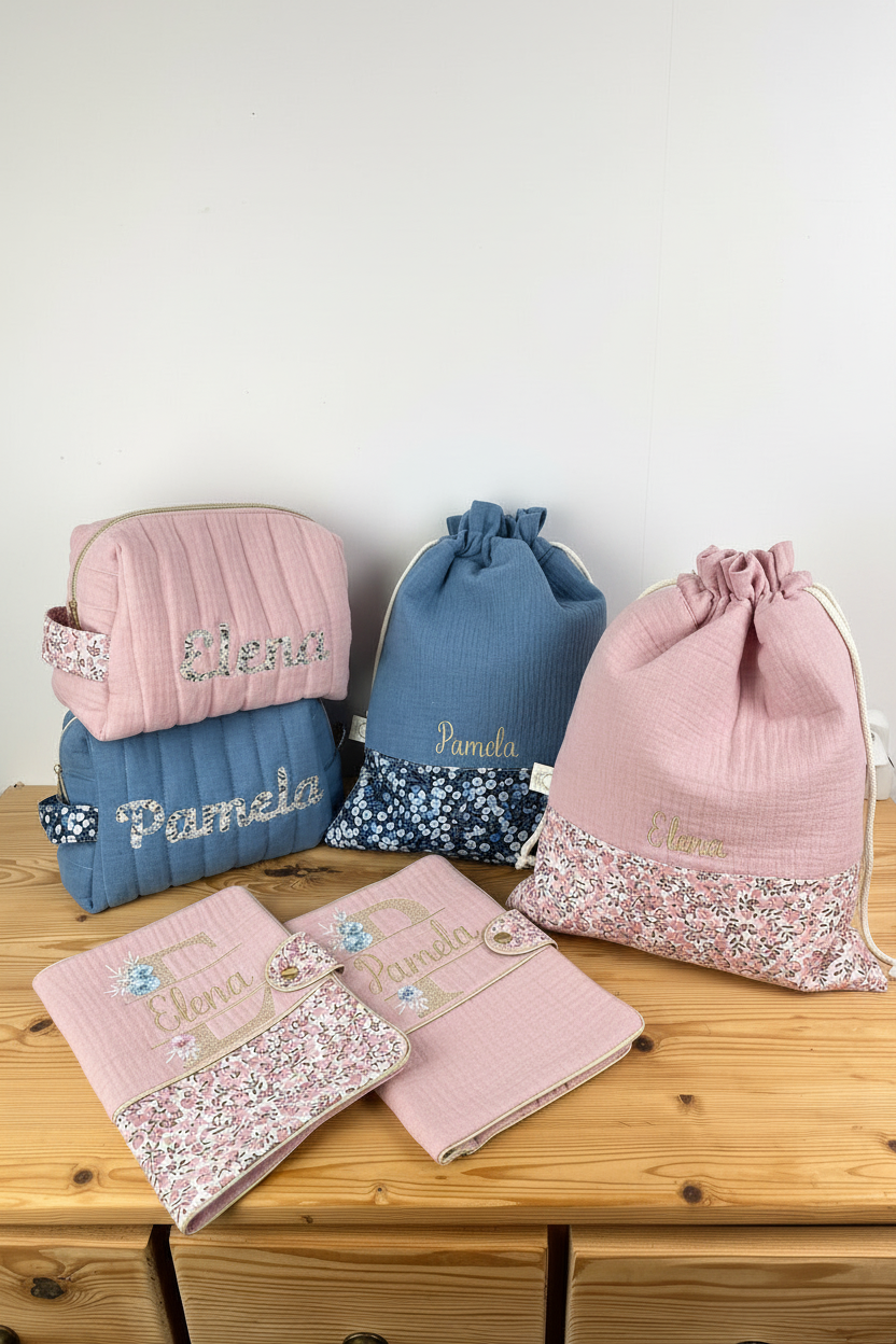 Ensemble : trousse de toilette, protège carnet et pochon brodé