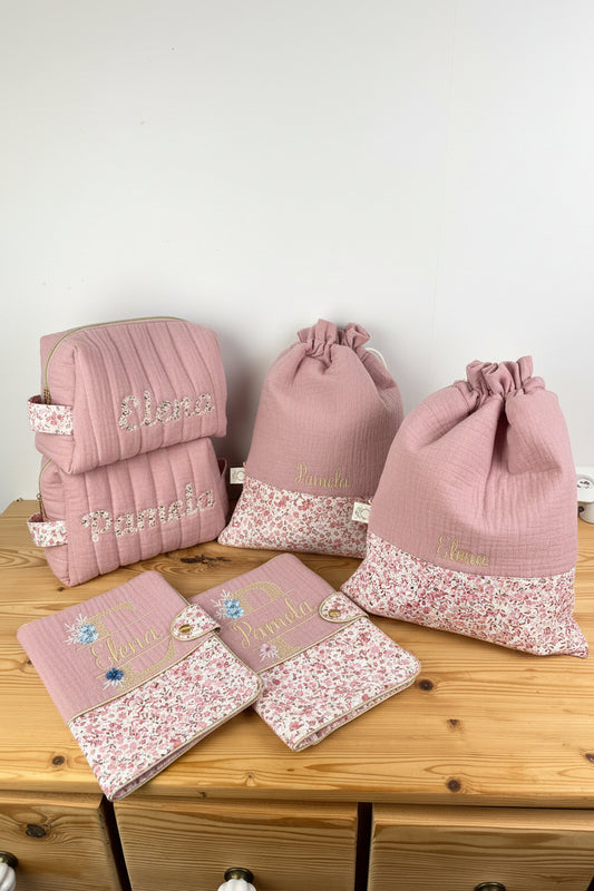 Ensemble : trousse de toilette, protège carnet et pochon brodé