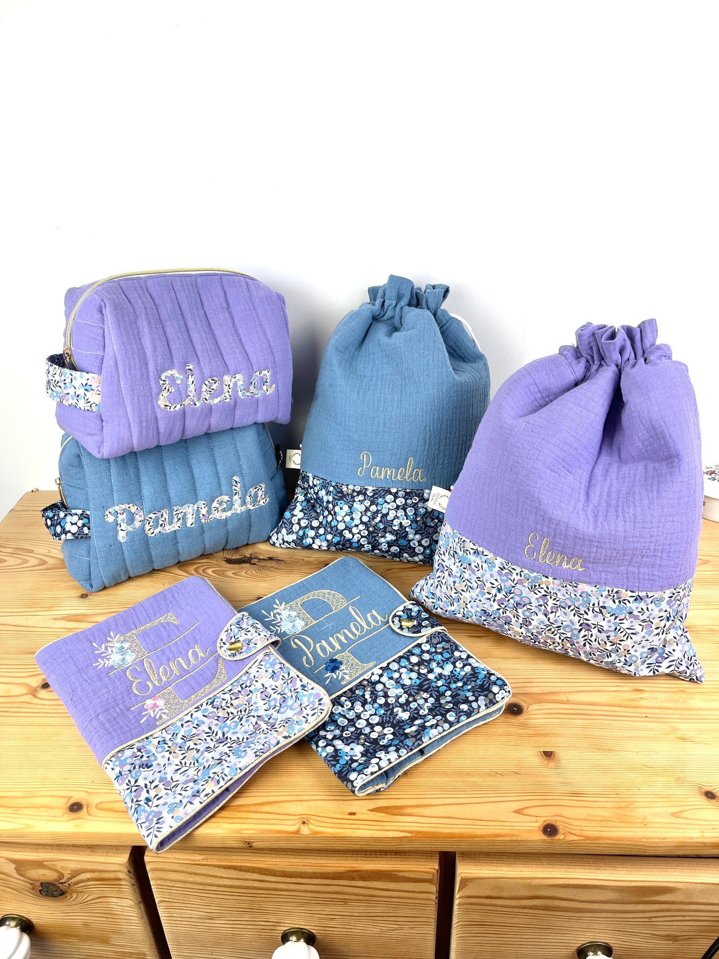 Ensemble : Sac à langer, trousse de toilette, poupée, protège carnet, pochon et béguin