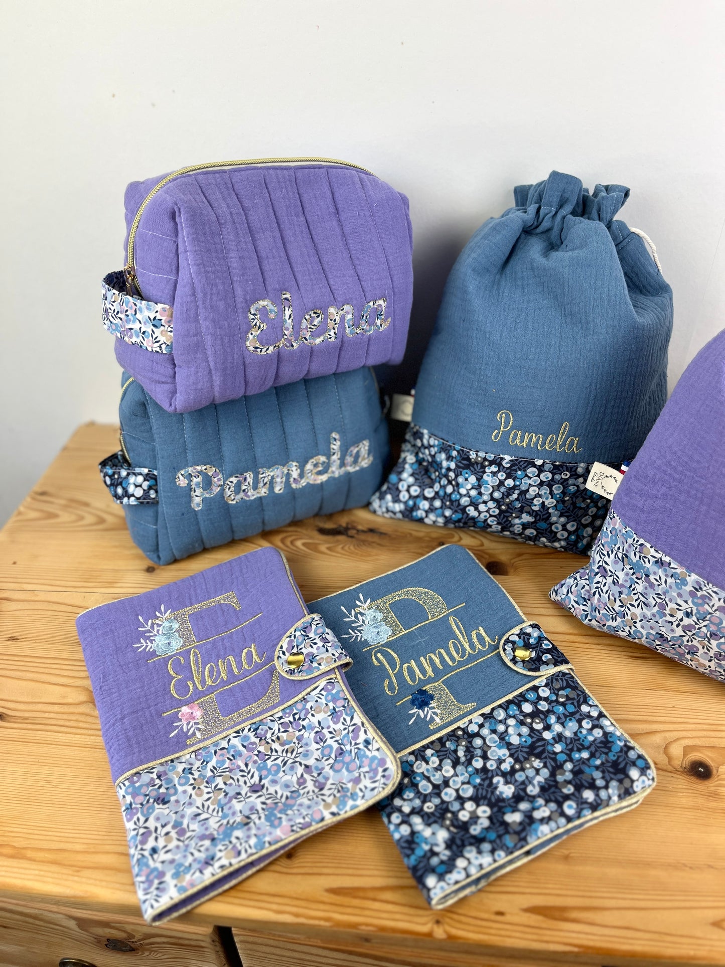 Ensemble : trousse de toilette, protège carnet et pochon brodé
