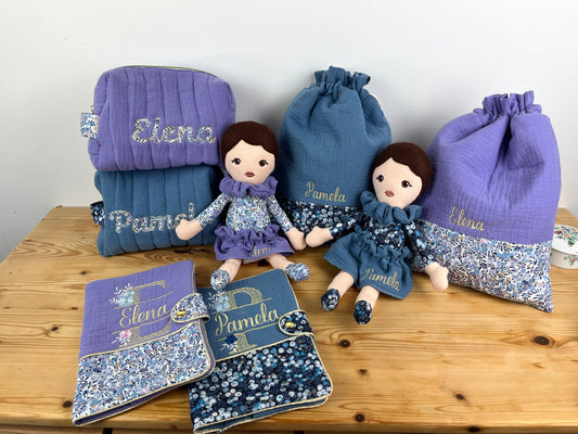 Ensemble : trousse de toilette, poupée, protège carnet et pochon brodé