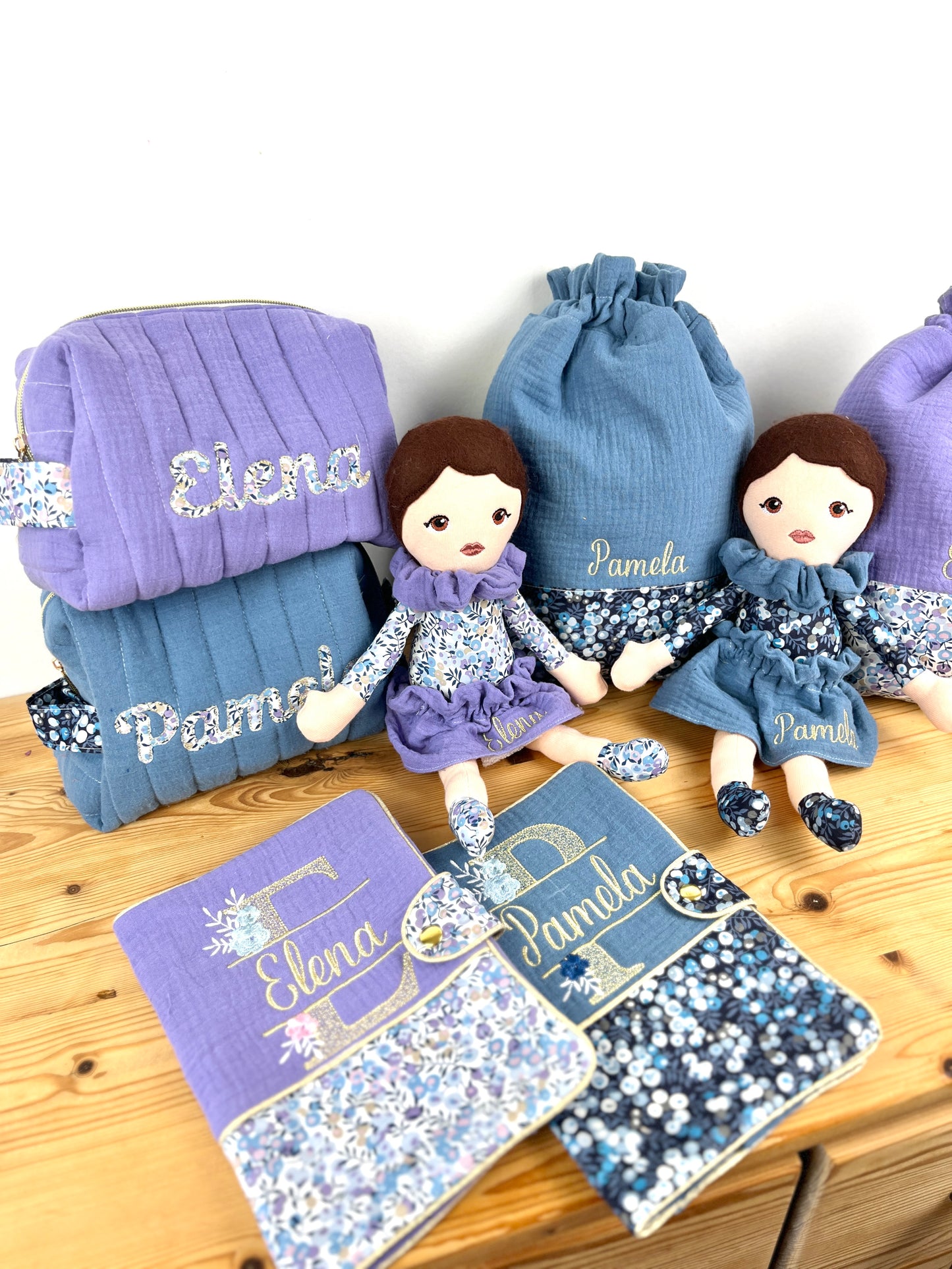 Ensemble : Sac à langer, trousse de toilette, poupée, protège carnet, pochon et béguin