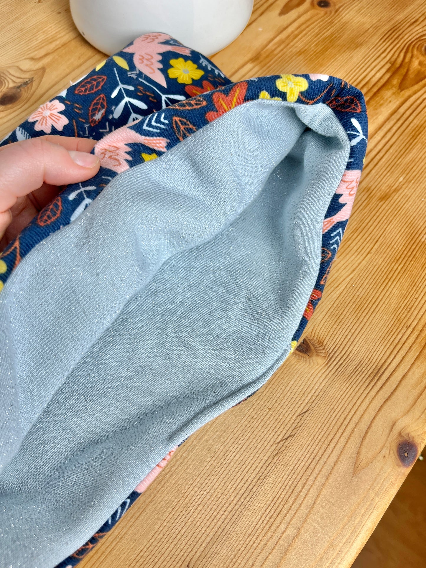 Le tour de cou enfant paillettes et velours fleuri