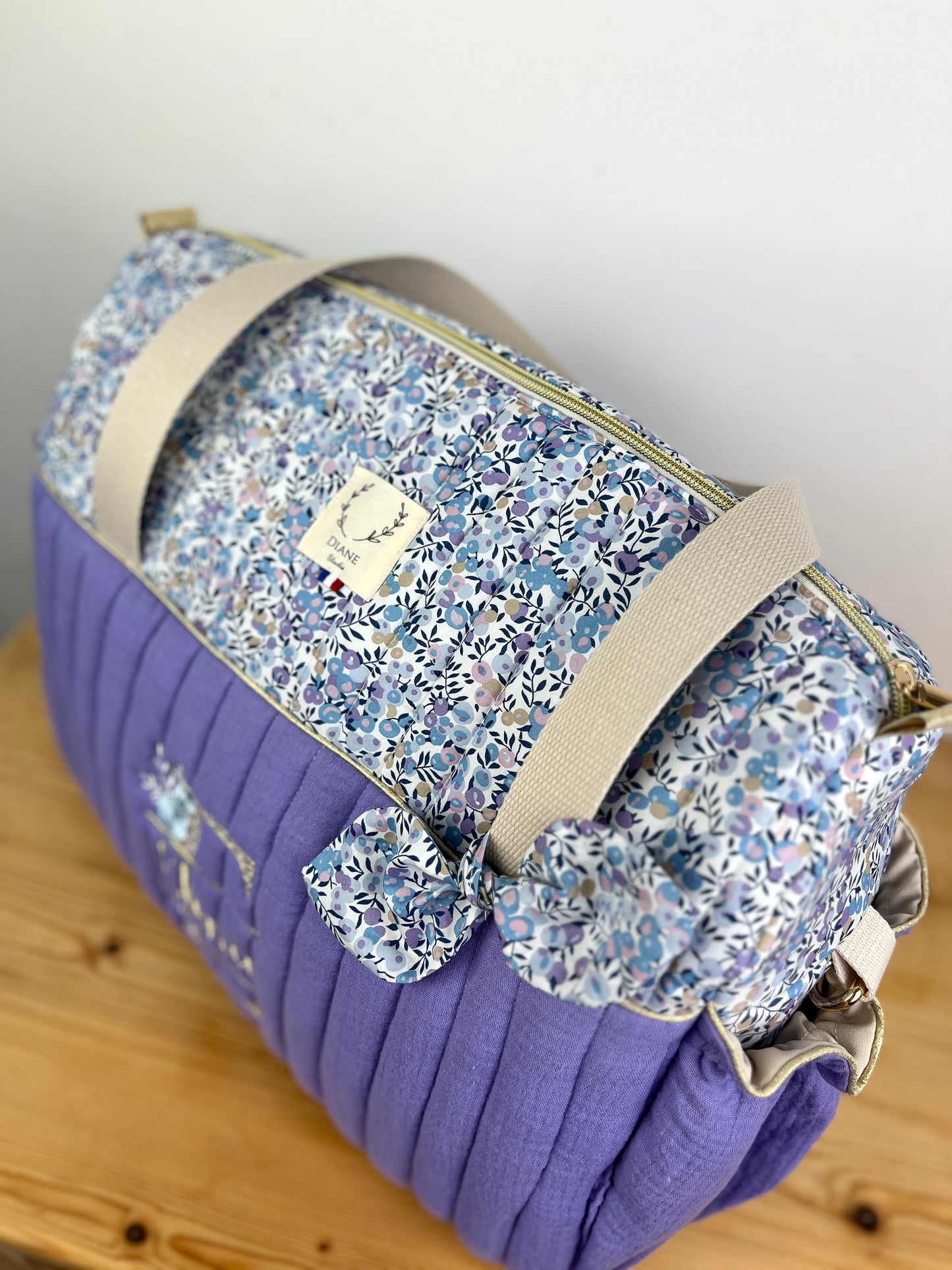 Ensemble : Sac à langer/voyage, trousse de toilette, protège carnet, pochon et béguin