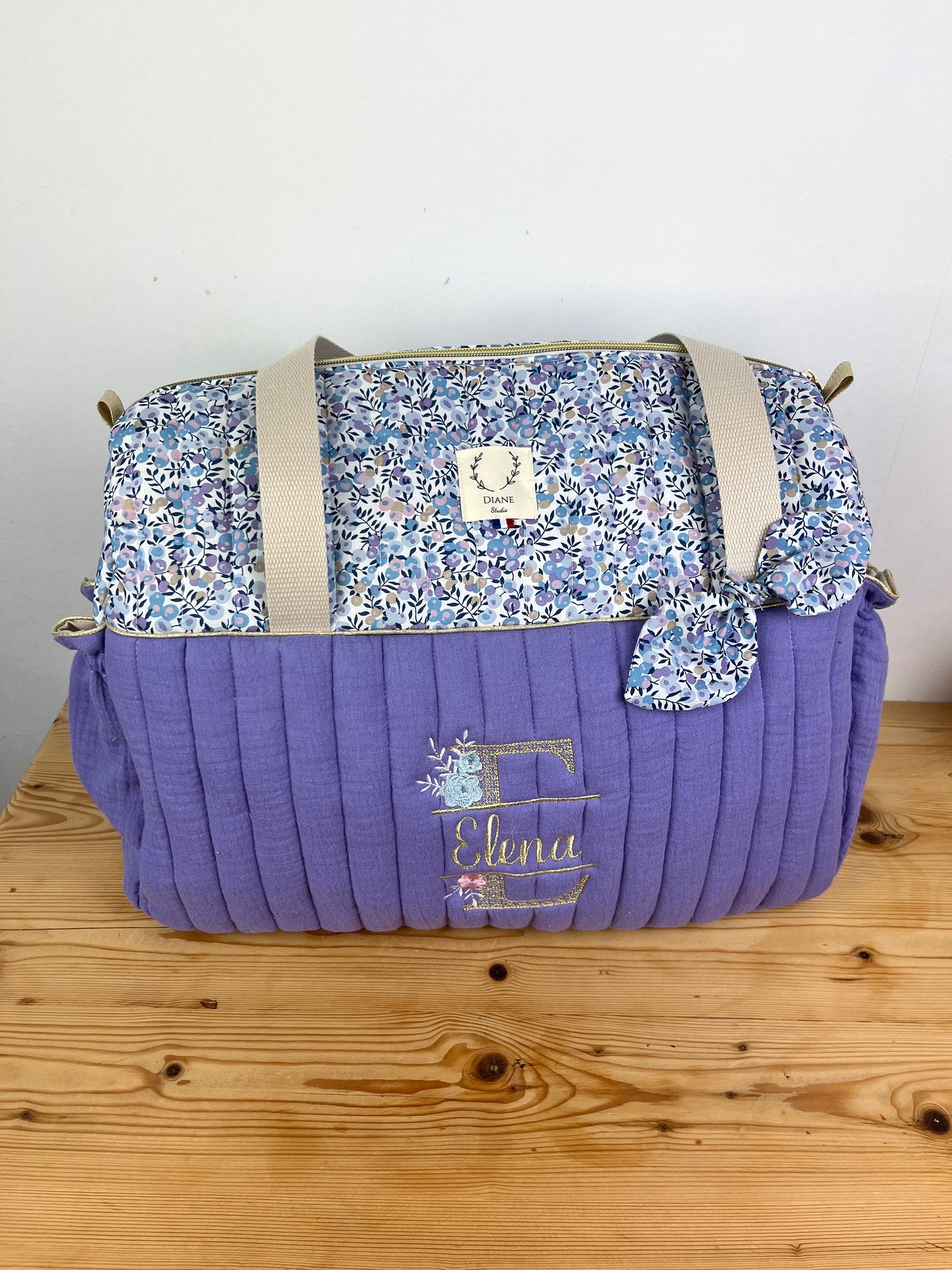 Ensemble : Sac à langer/voyage, trousse de toilette,couverture, protège carnet, pochon et béguin