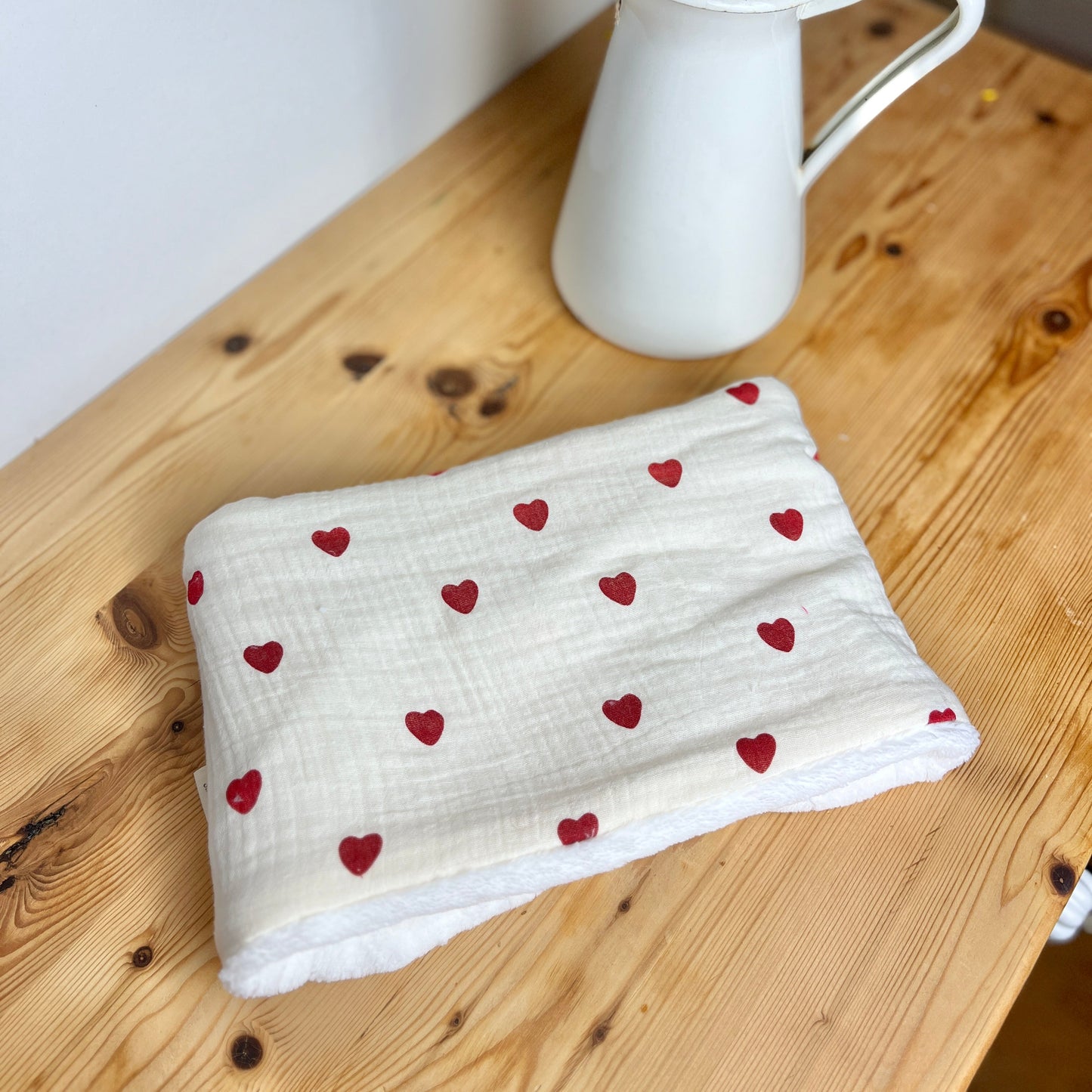 Le tour de cou enfant double gaze coeurs rouges